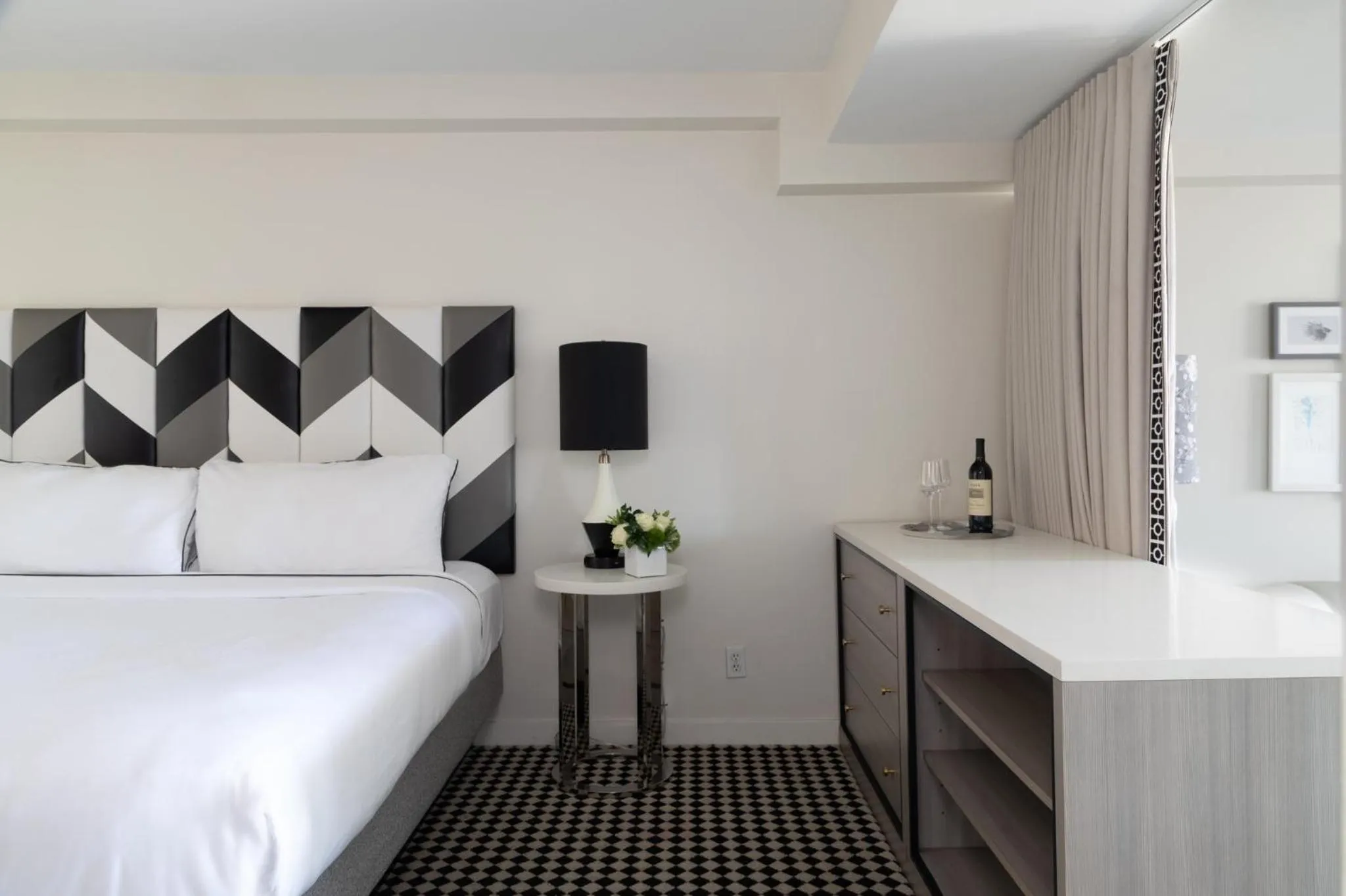 Photo of the whole room, Bed in Chamberlain West Hollywood