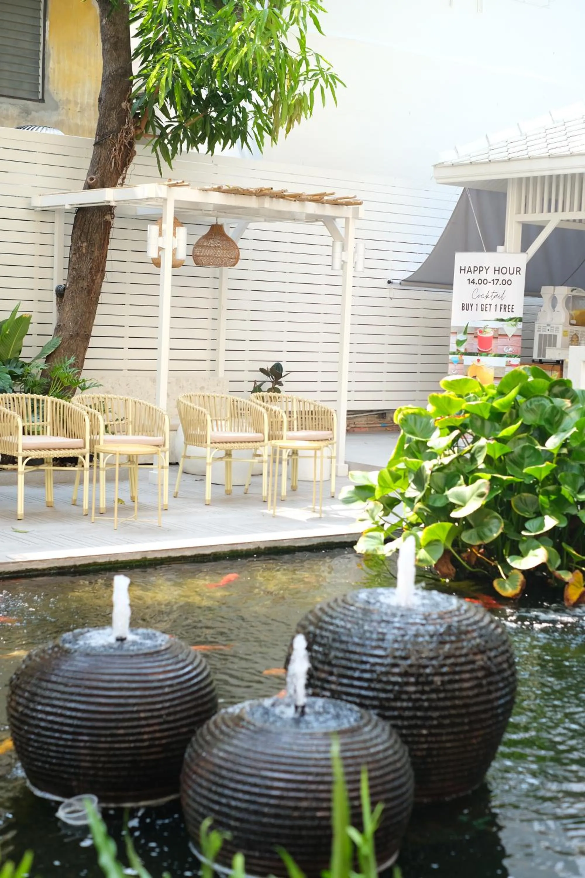 Property building in Feung Nakorn Balcony Rooms and Cafe