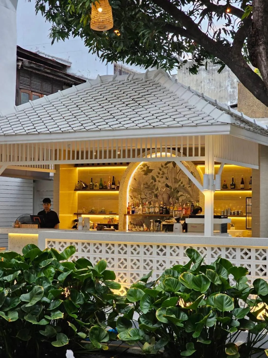 Restaurant/places to eat in Feung Nakorn Balcony Rooms and Cafe