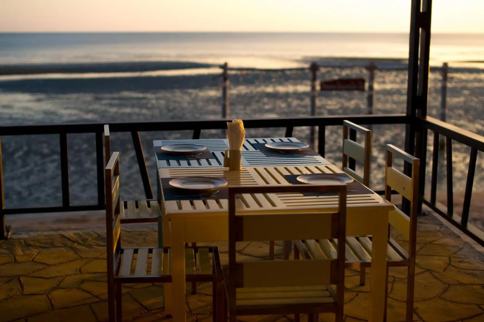 Restaurant/places to eat in New Travel Beach Hotel & Resort