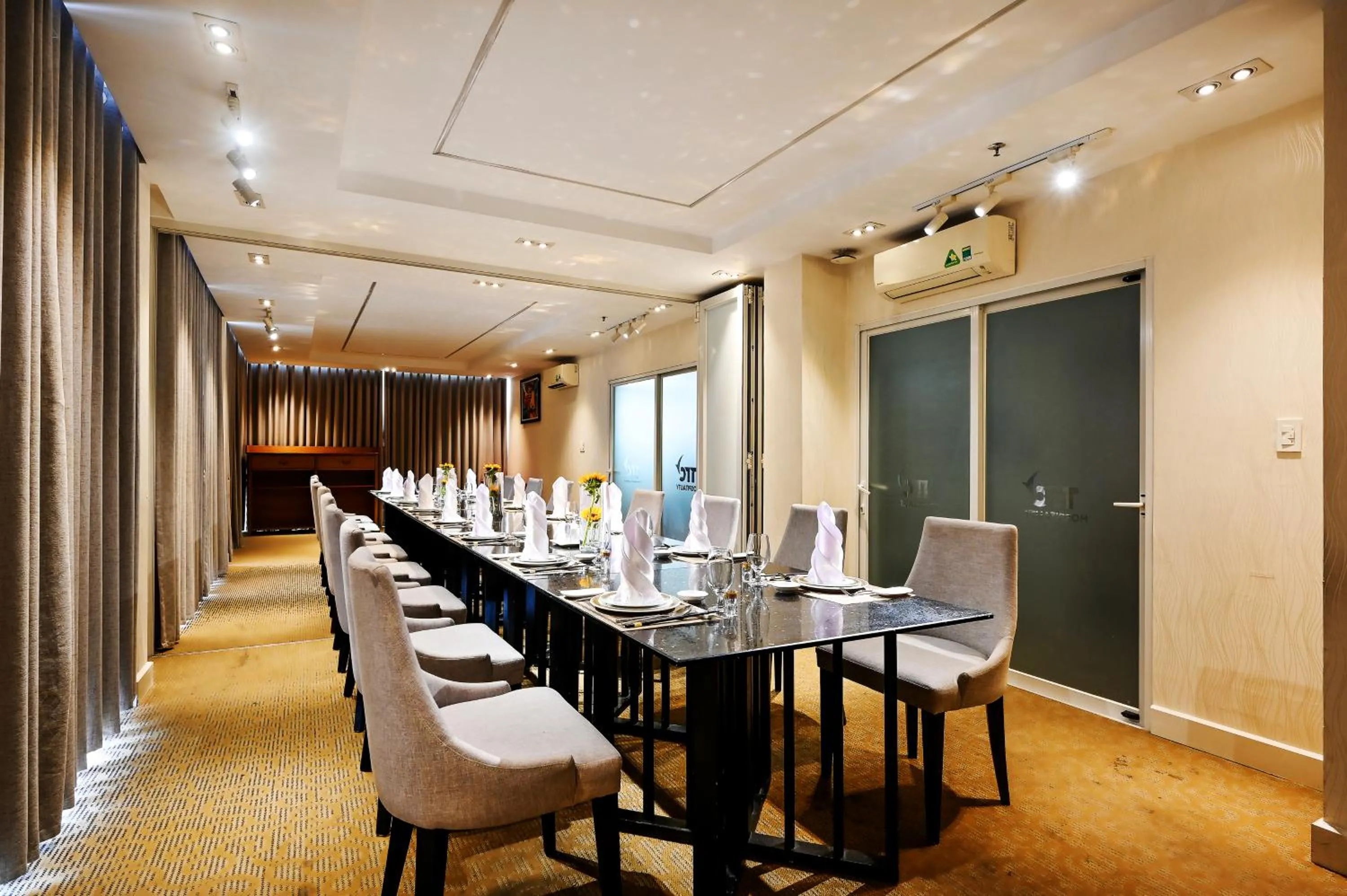 Restaurant/places to eat in TTC Hotel Deluxe Airport