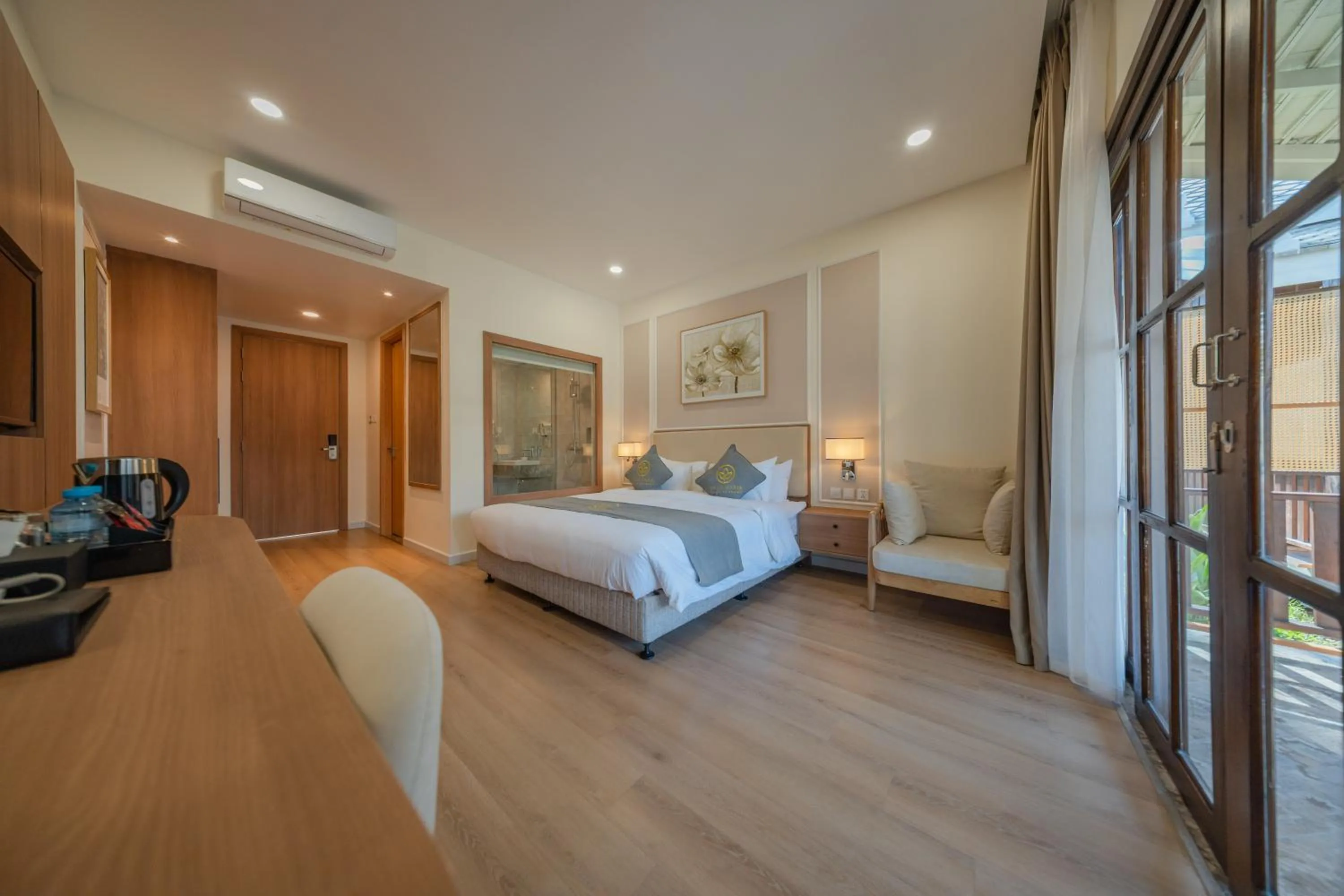King Room with Lake View in Villa Oasis