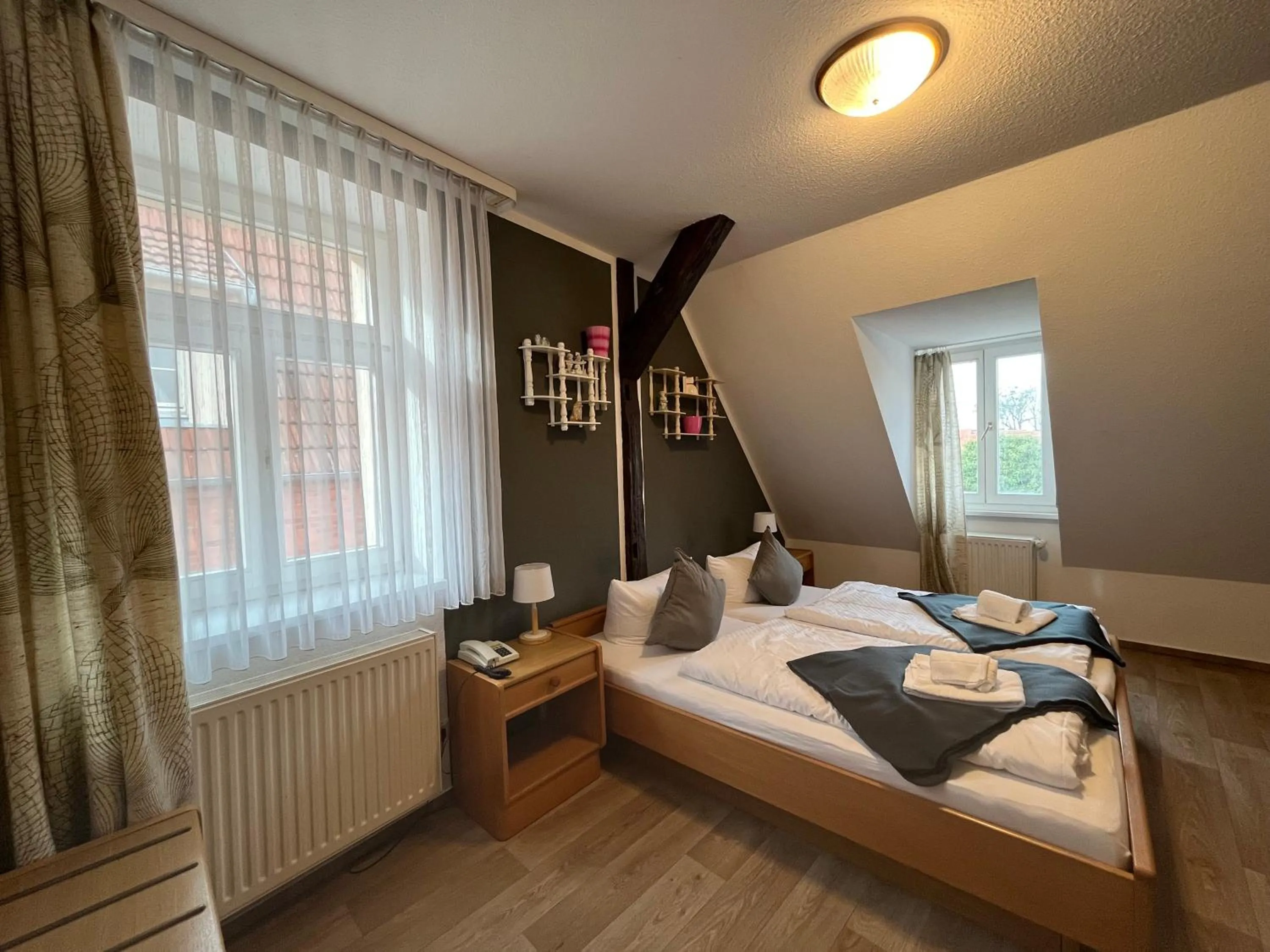 Property building, Bed in Exempel Schlafstuben und Quartier Langer Hals