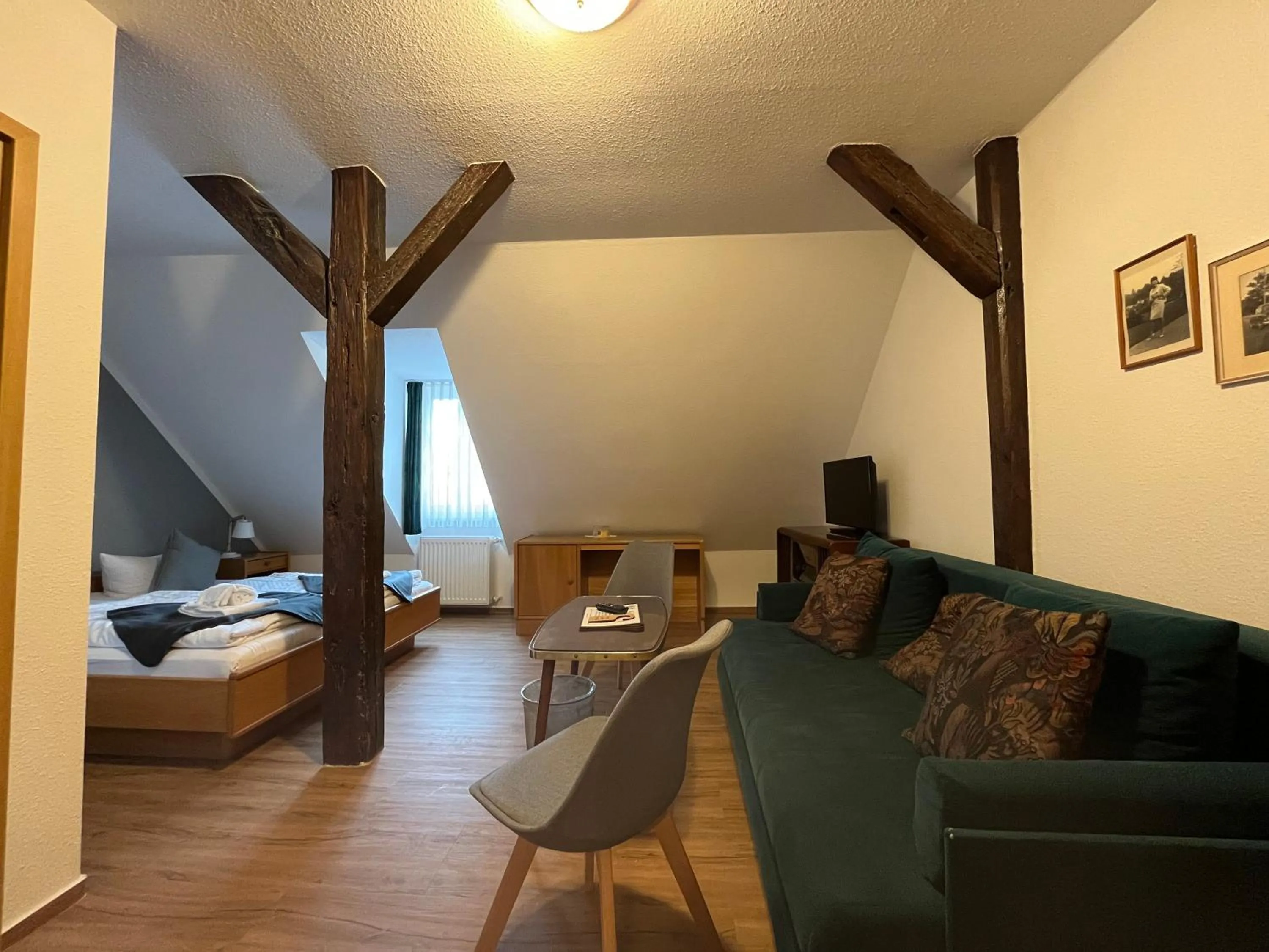Property building, Bed in Exempel Schlafstuben und Quartier Langer Hals
