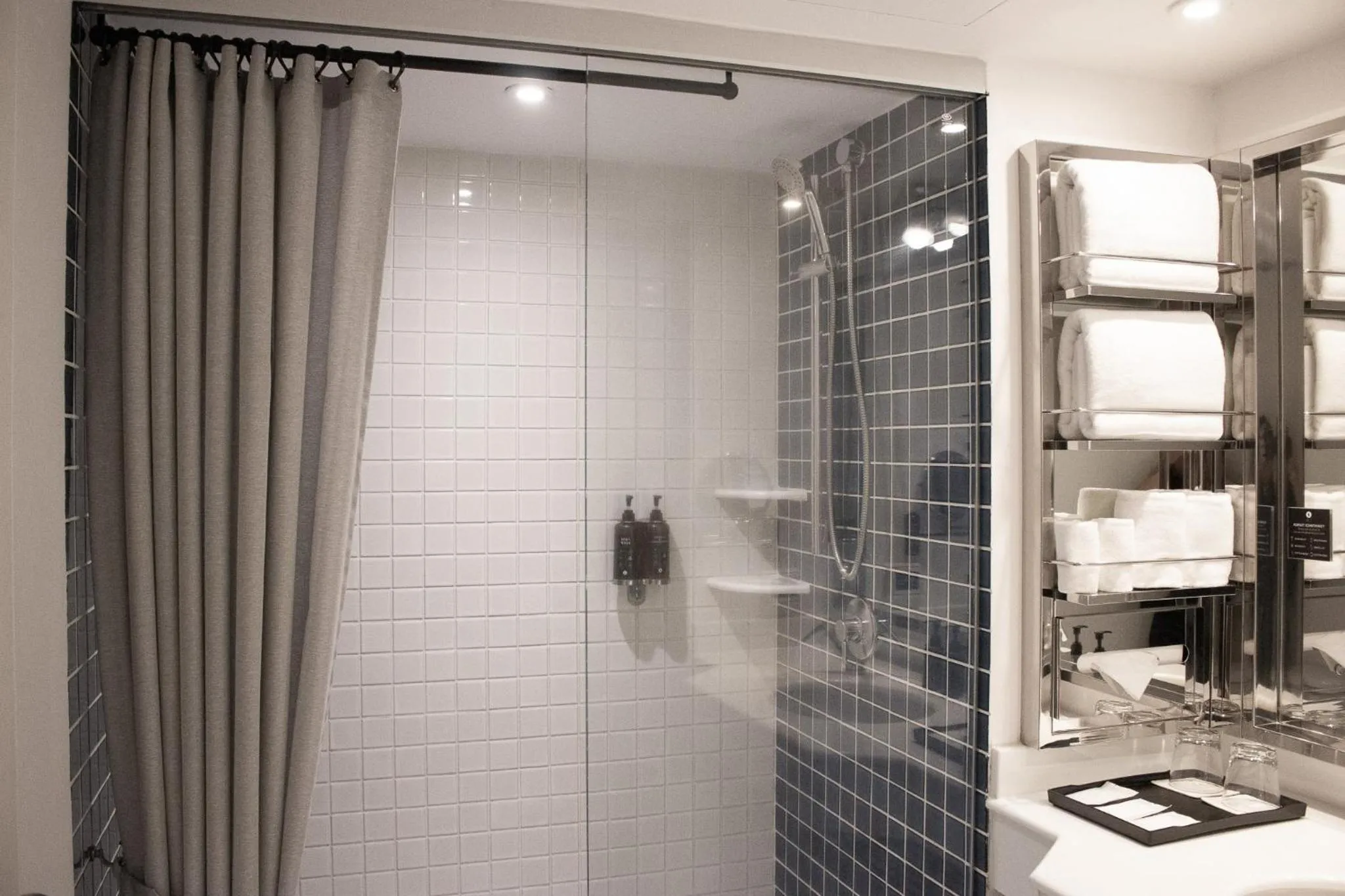 Shower in Night Hotel Bangkok - Sukhumvit 15