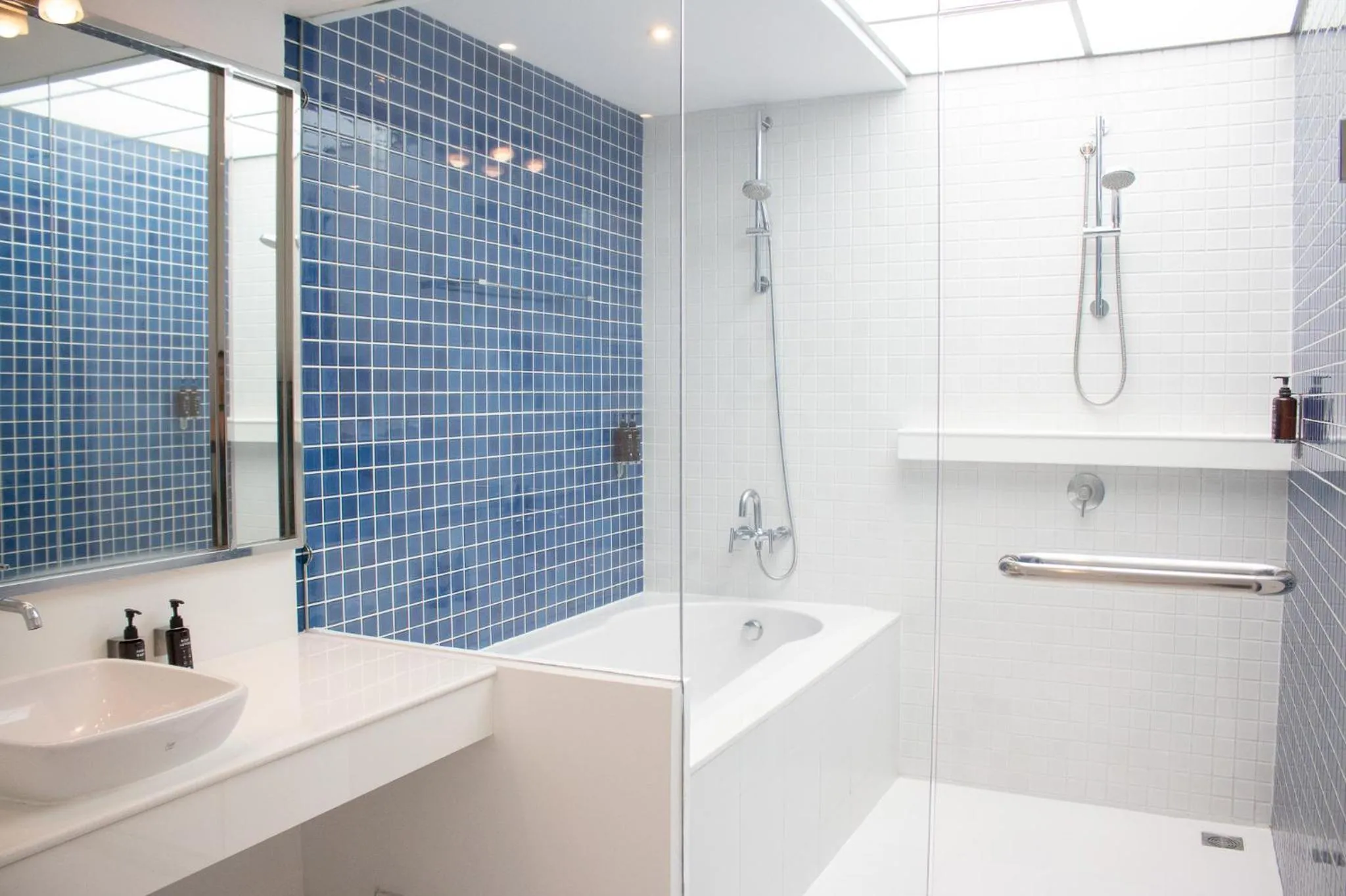 Shower in Night Hotel Bangkok - Sukhumvit 15