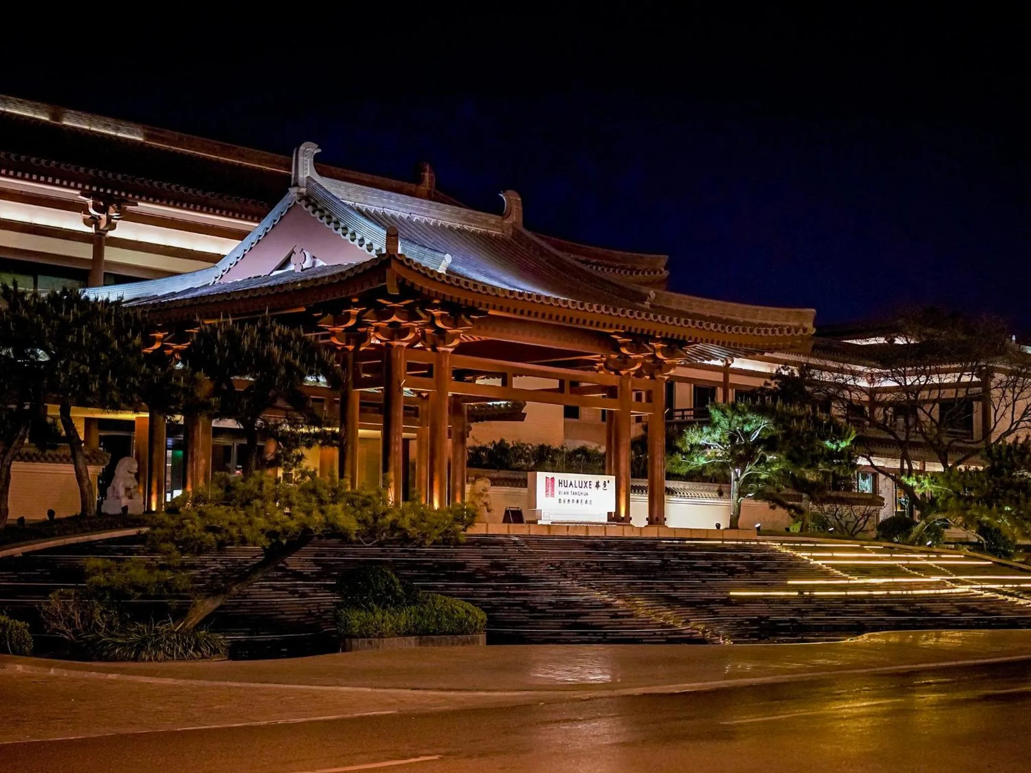 Property building in HUALUXE Xi'an Tanghua by IHG