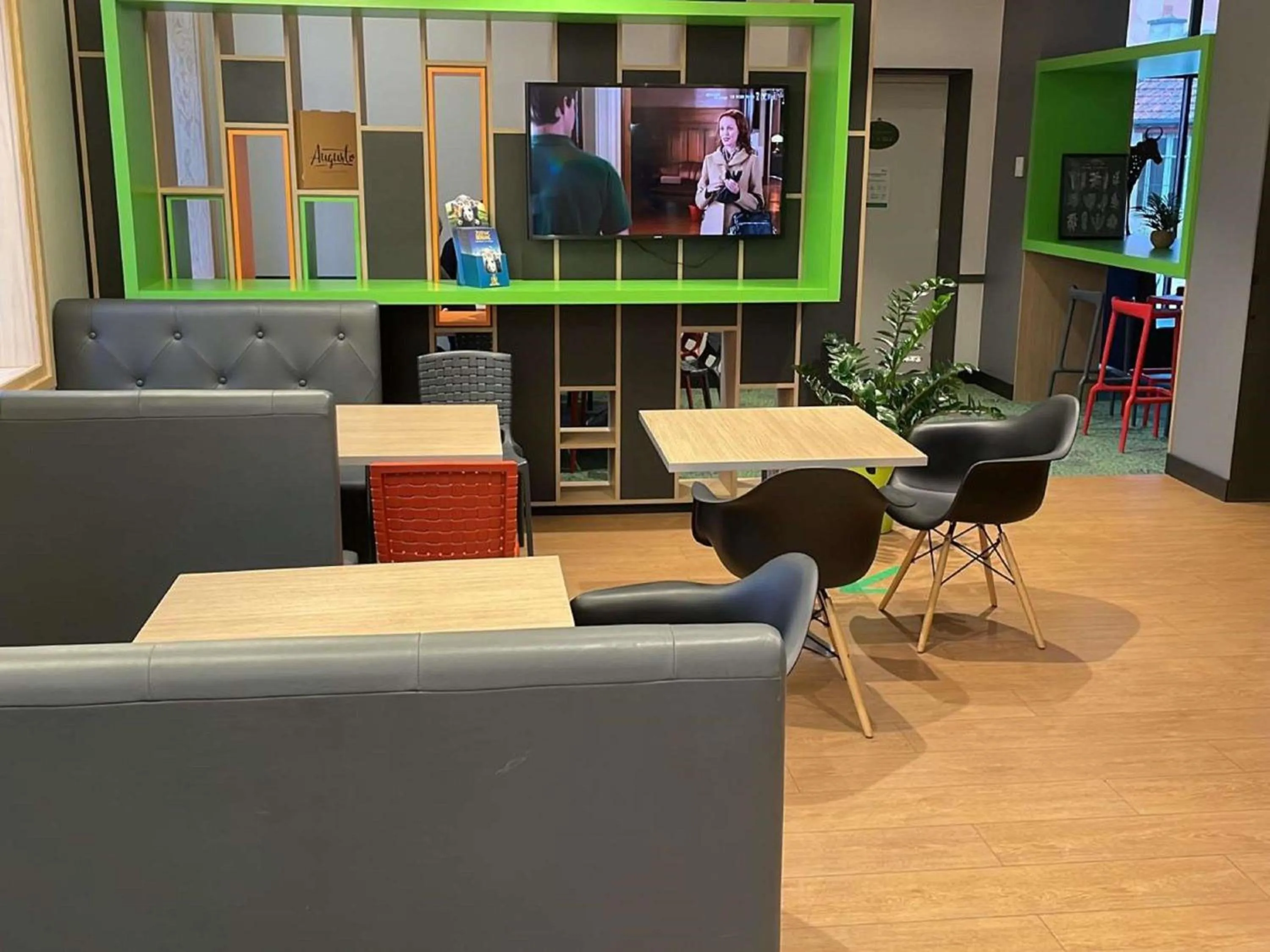 Lounge or bar in ibis Styles Moulins Centre