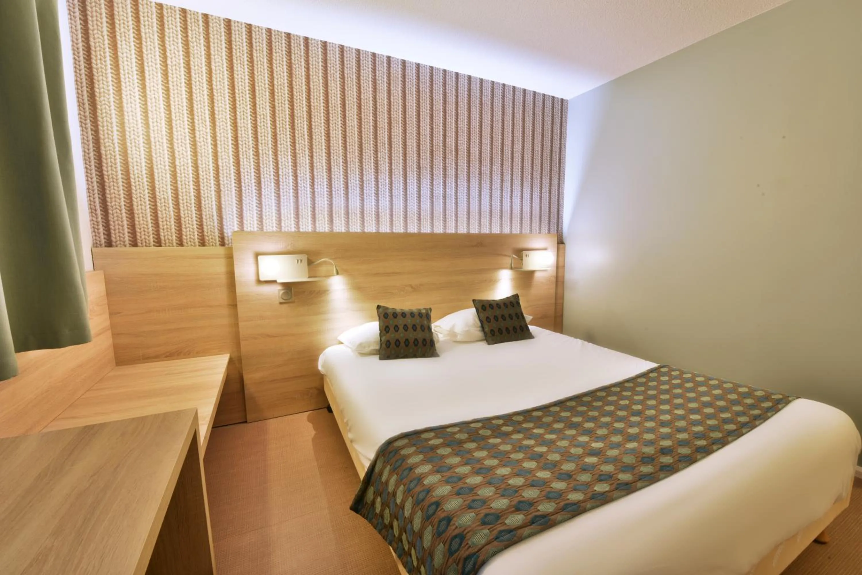 Coffee/tea facilities, Bed in Brit Hotel Landivisiau