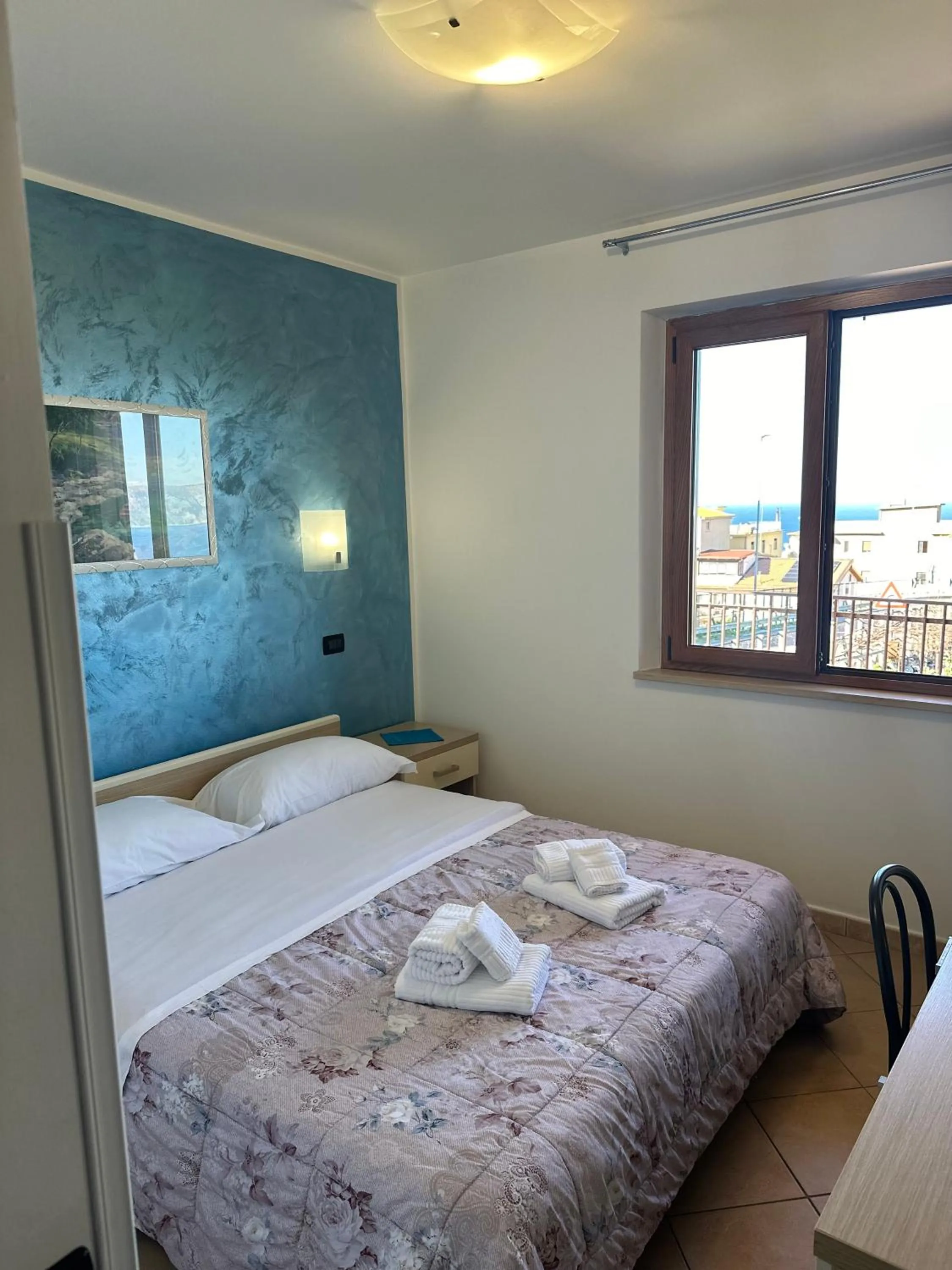 Photo of the whole room, Bed in Scilla e Cariddi