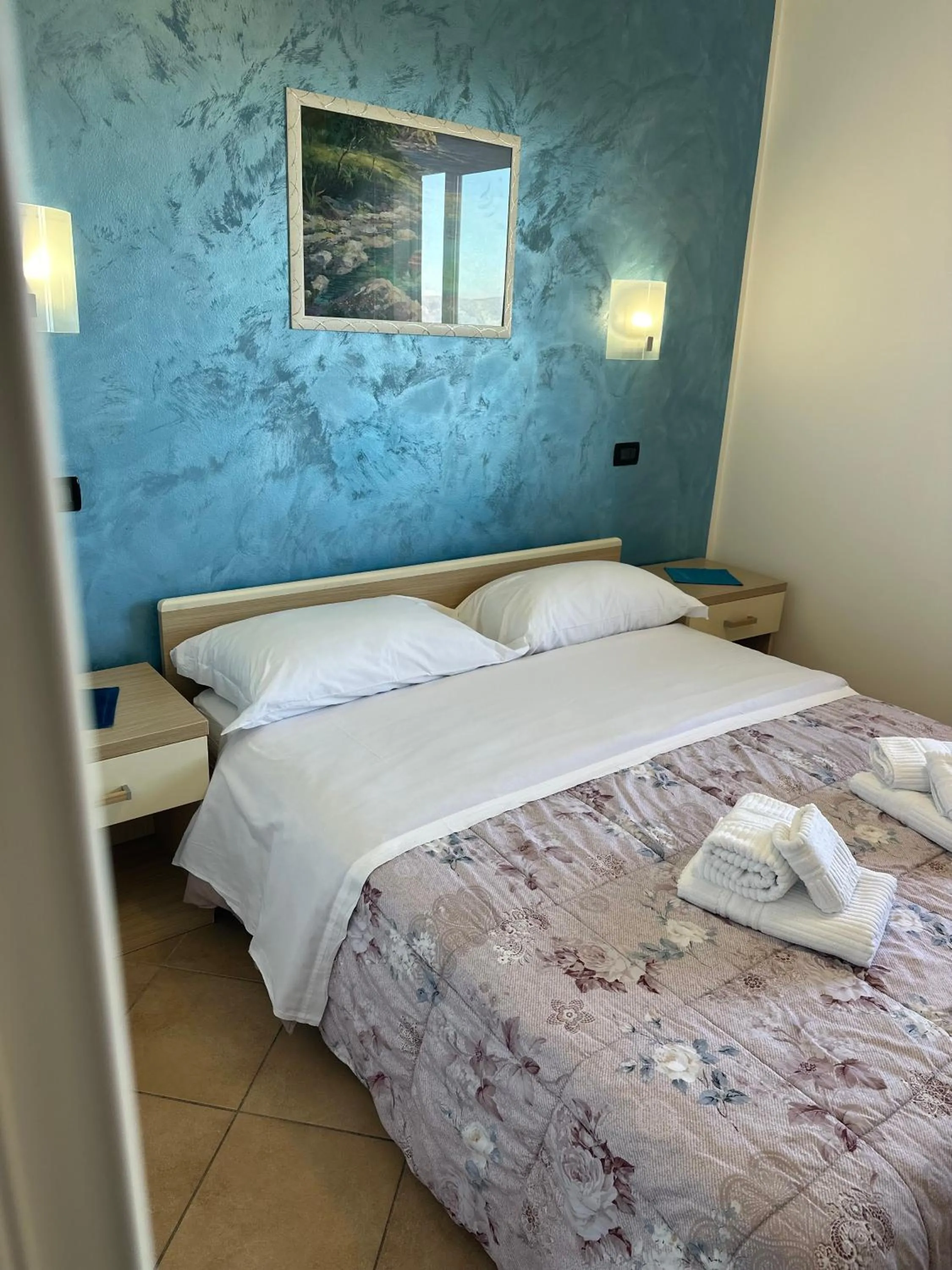 Photo of the whole room, Bed in Scilla e Cariddi