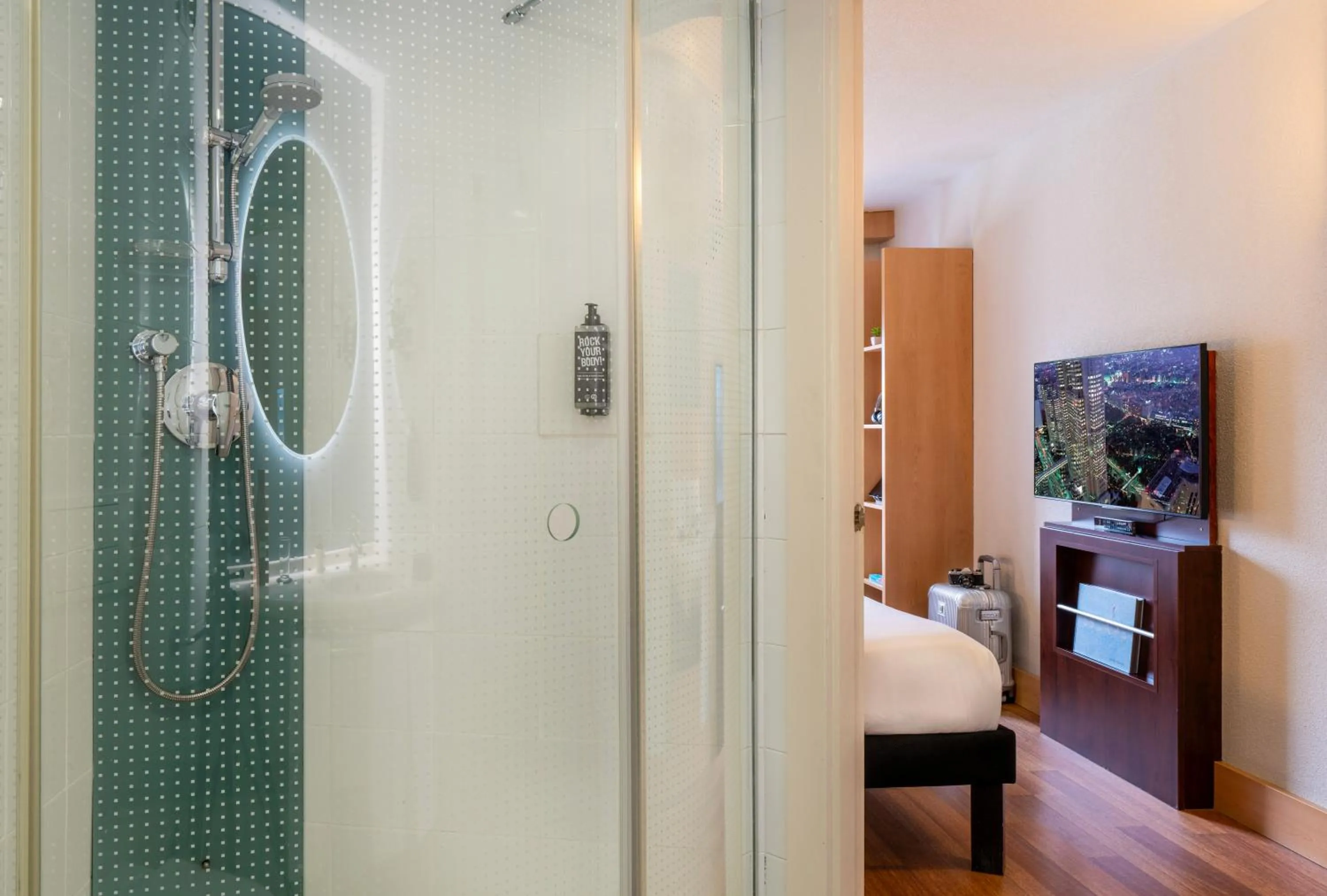 Shower in Ibis Madrid Alcobendas