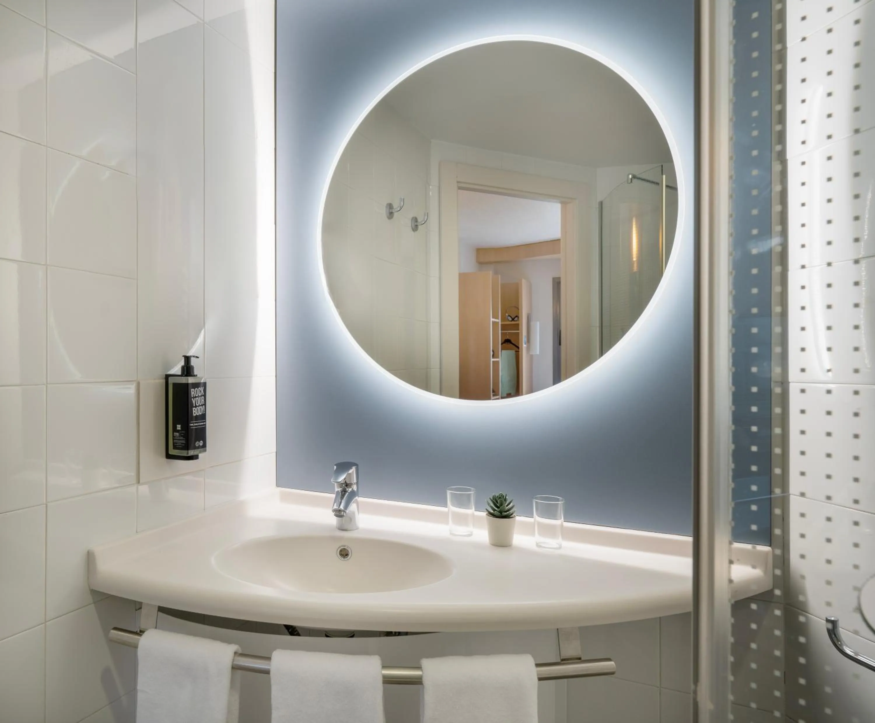 Bathroom in Ibis Madrid Alcobendas