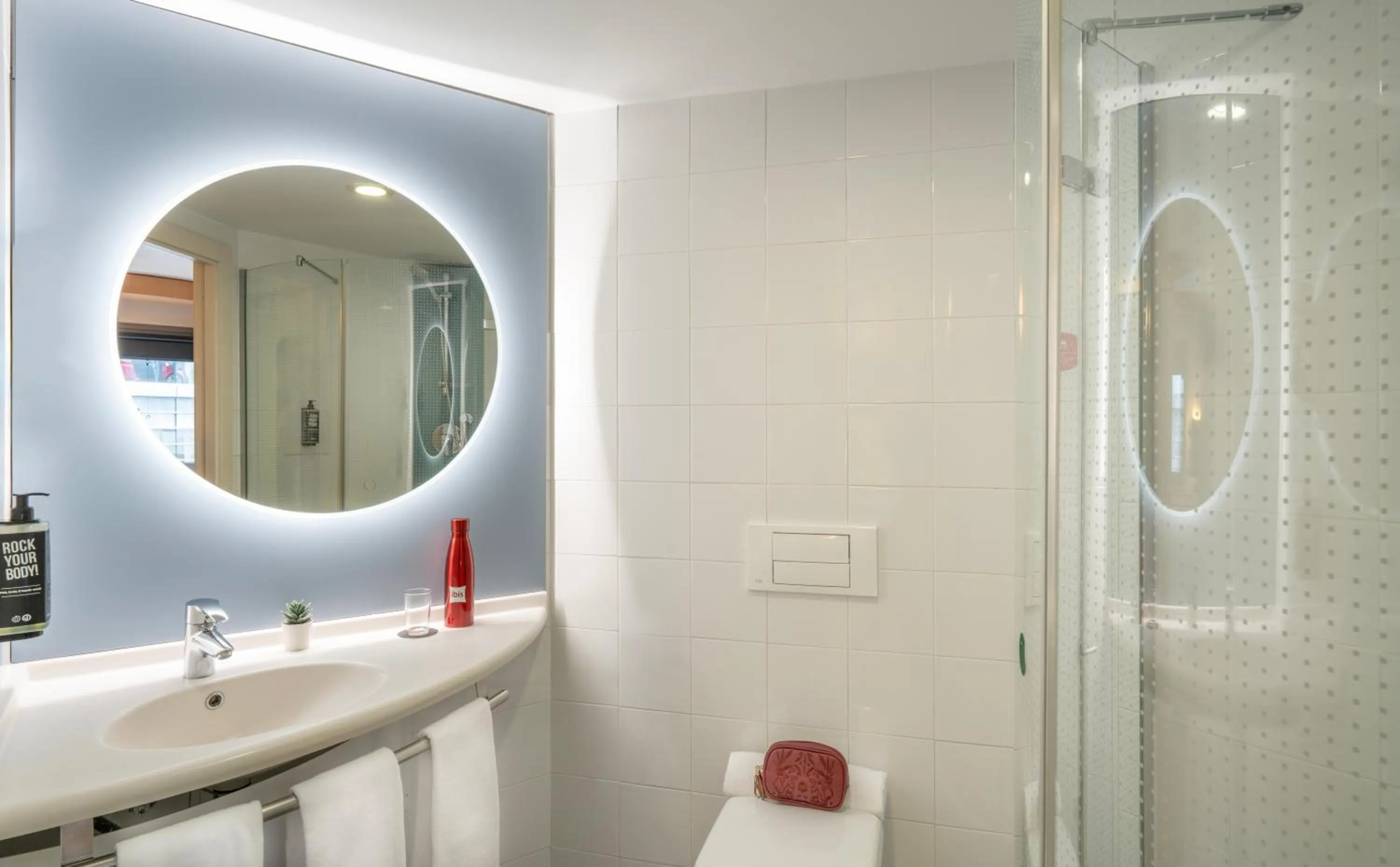 Bathroom in Ibis Madrid Alcobendas