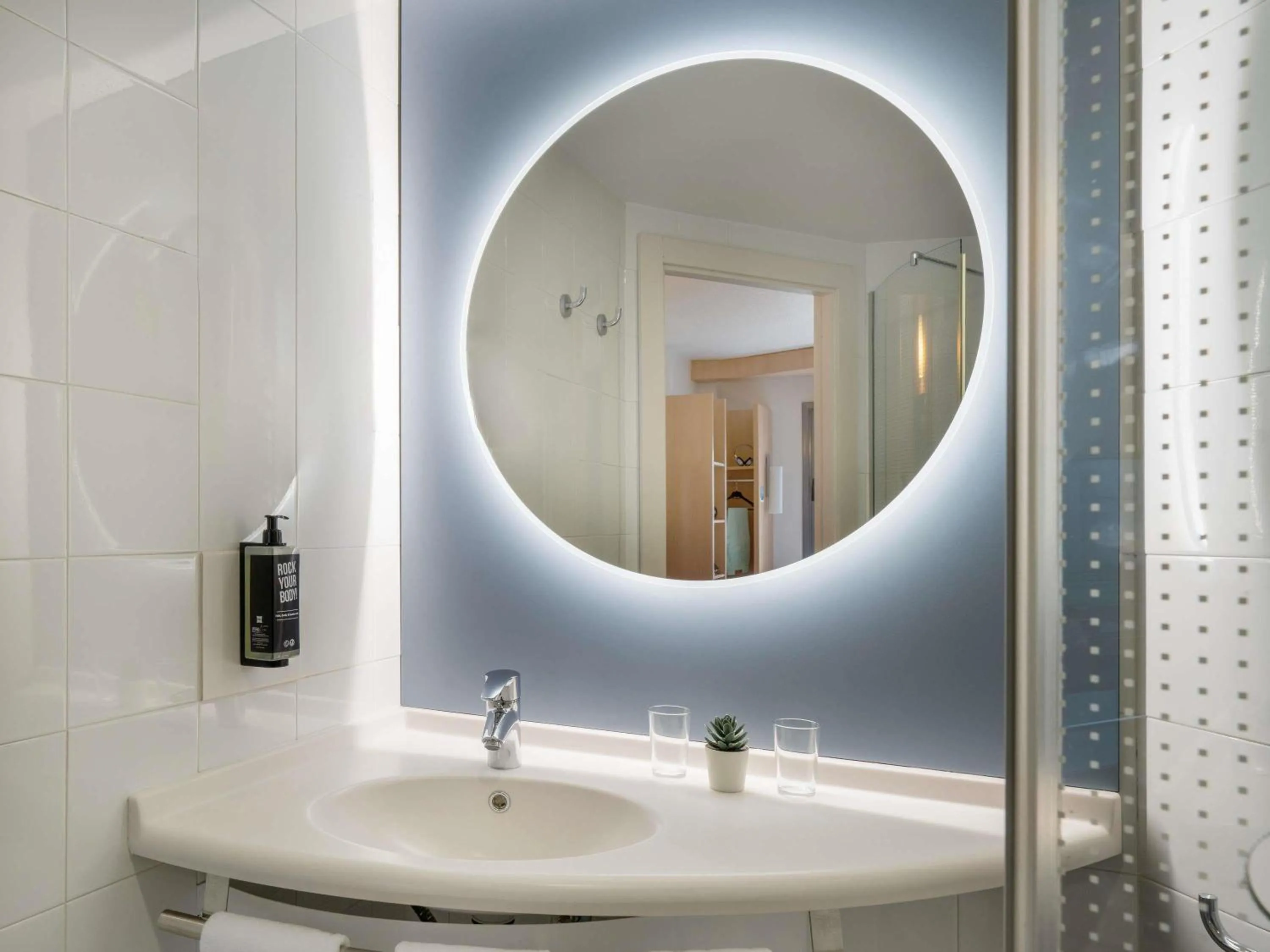 Bedroom in Ibis Madrid Alcobendas