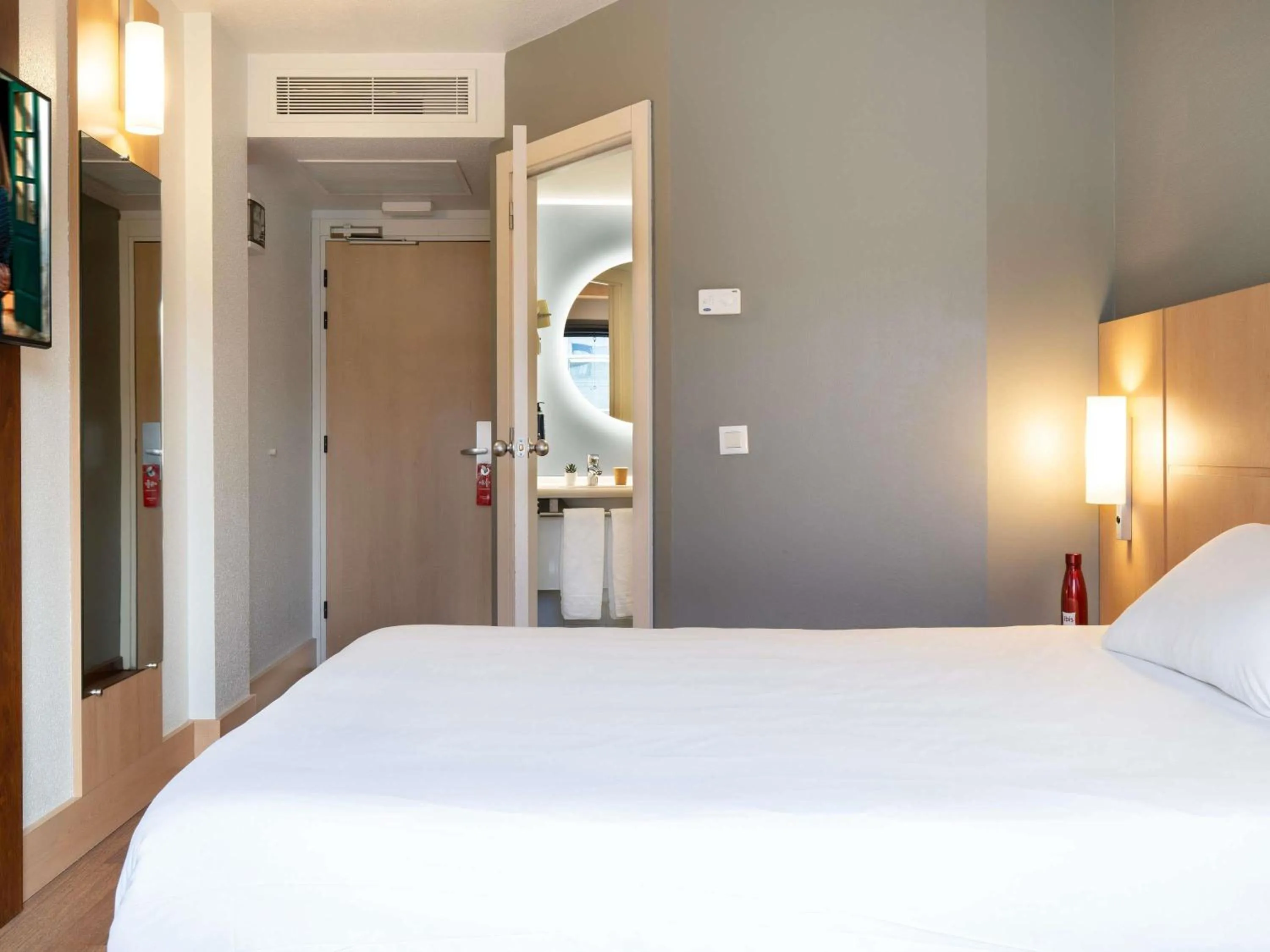 Bedroom, Bed in Ibis Madrid Alcobendas