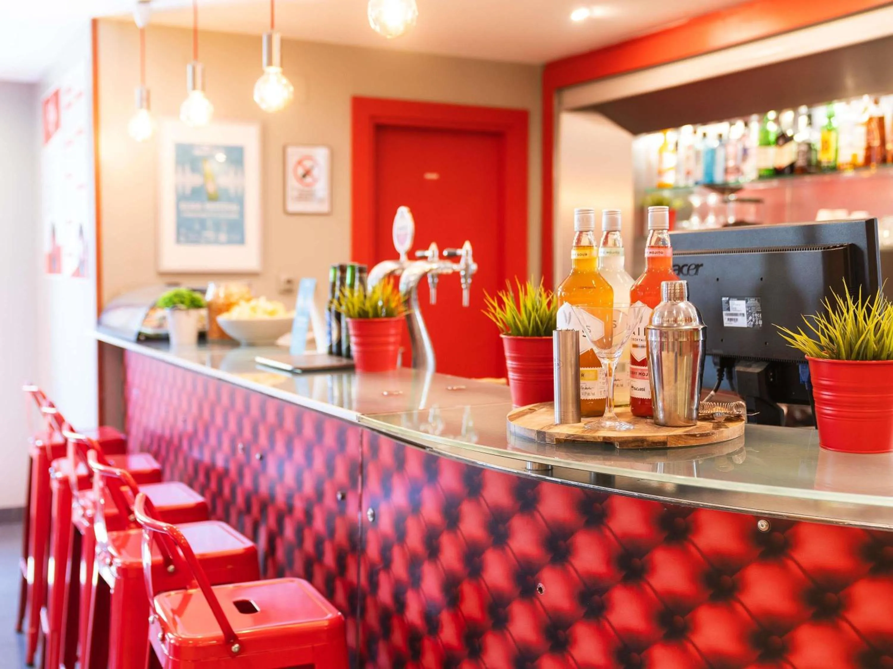Lounge or bar in Ibis Madrid Alcorcon Tresaguas