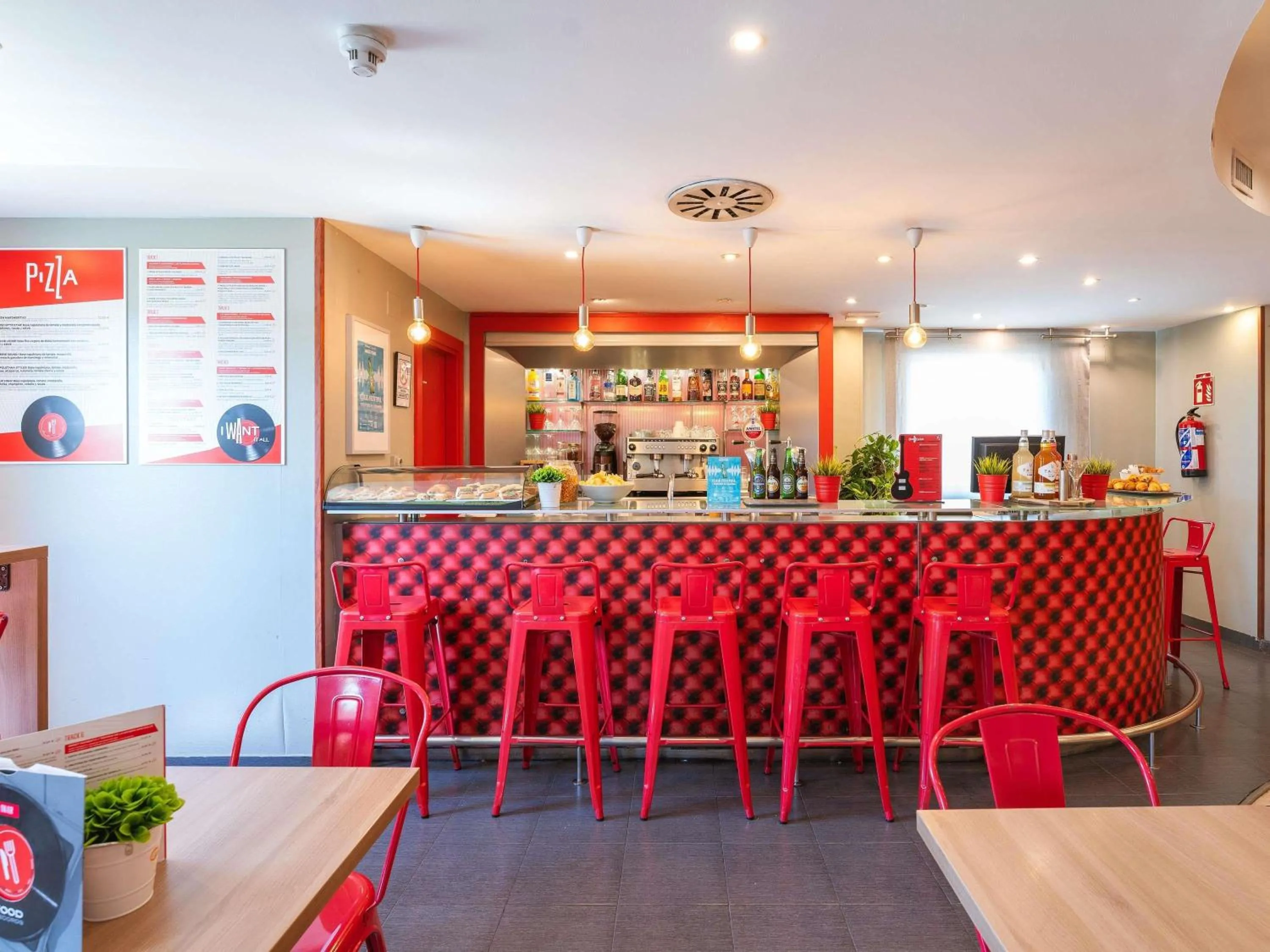 Lounge or bar in Ibis Madrid Alcorcon Tresaguas