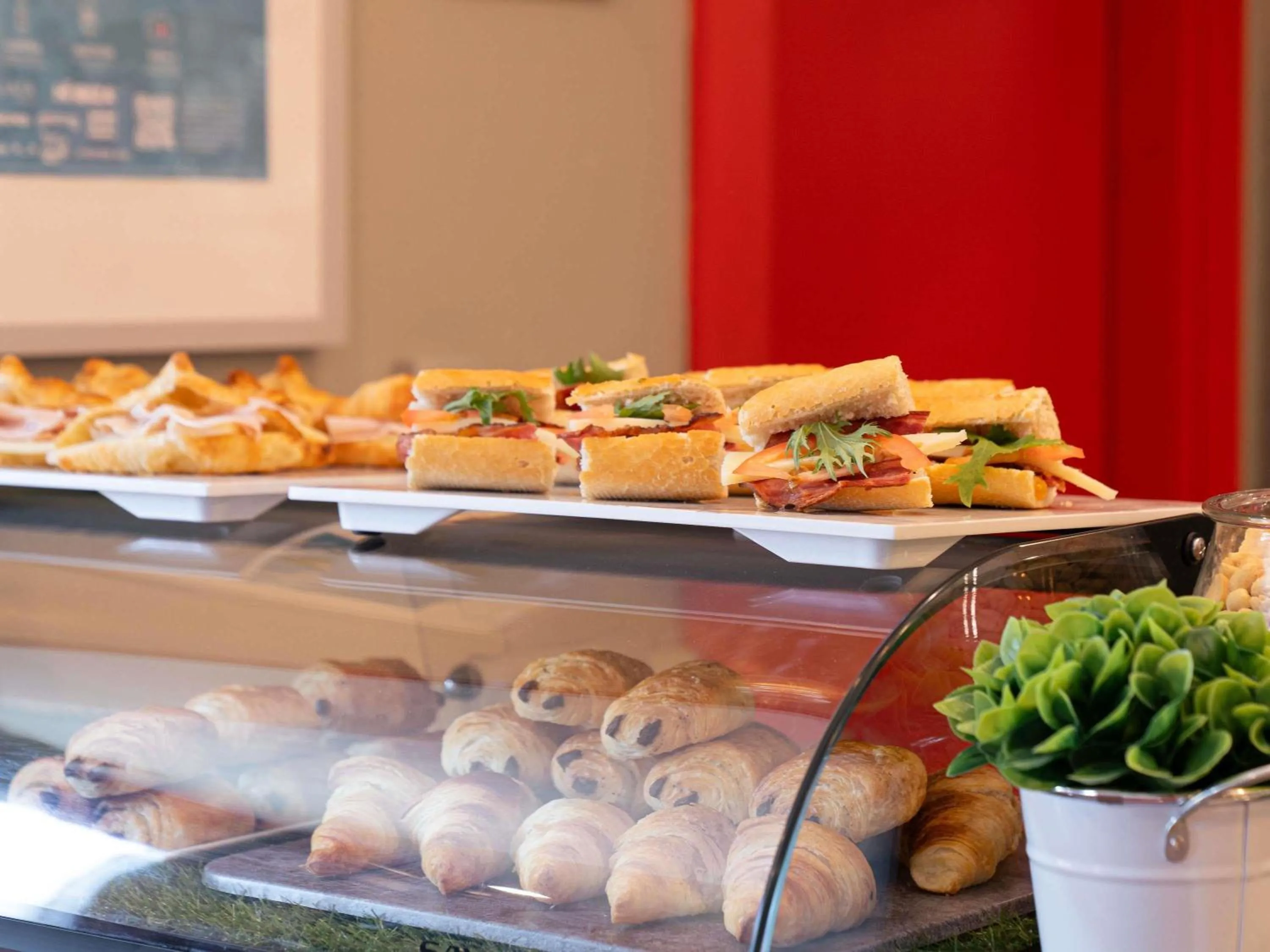 Lounge or bar in Ibis Madrid Alcorcon Tresaguas