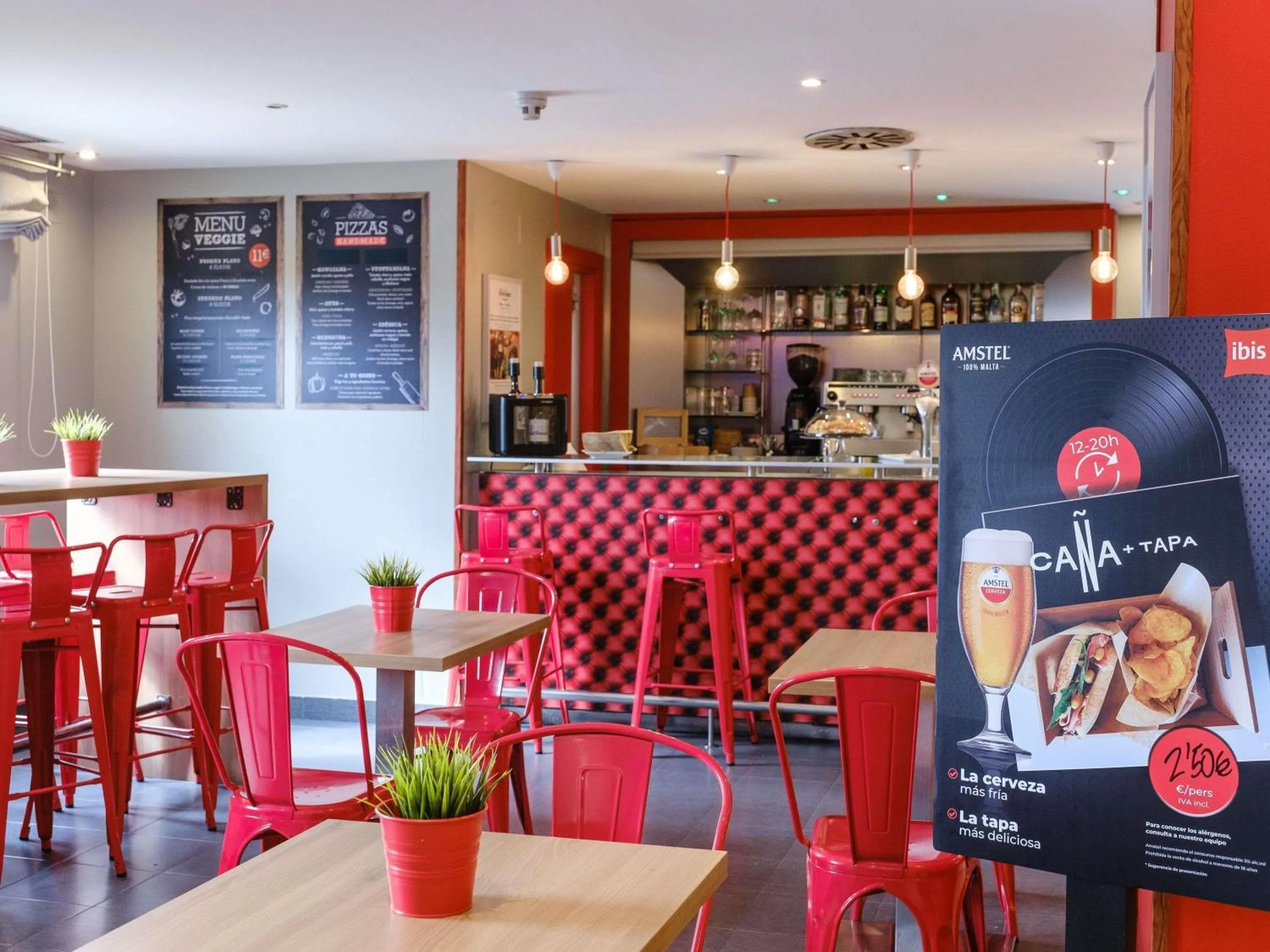 Lounge or bar in Ibis Madrid Alcorcon Tresaguas