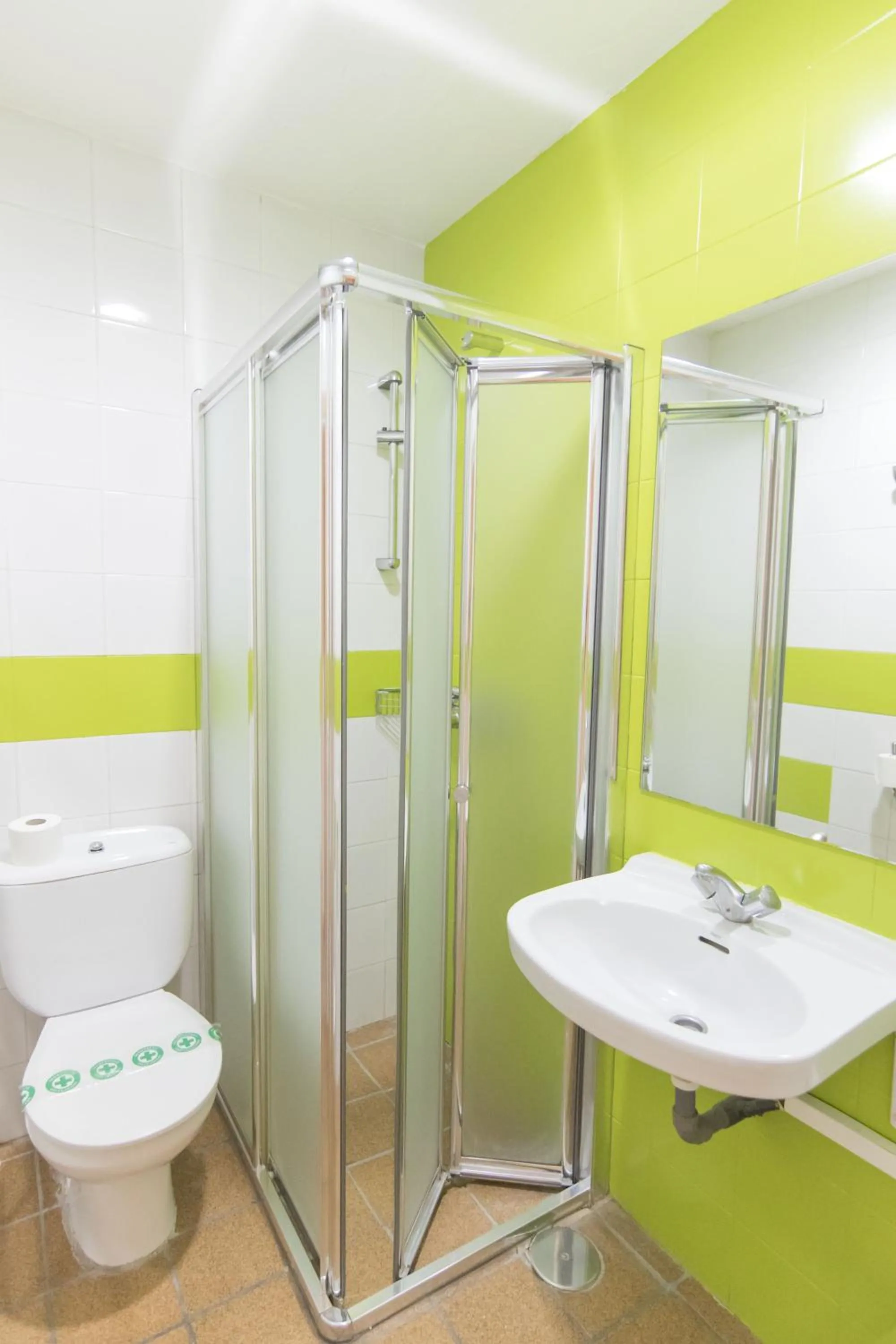 Bathroom in Albergue Inturjoven Granada