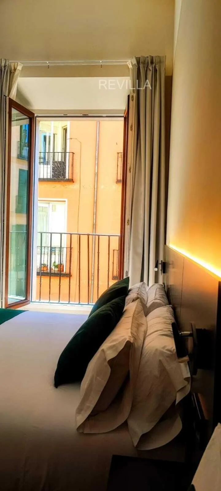 Bed in Hostal Anton Martin