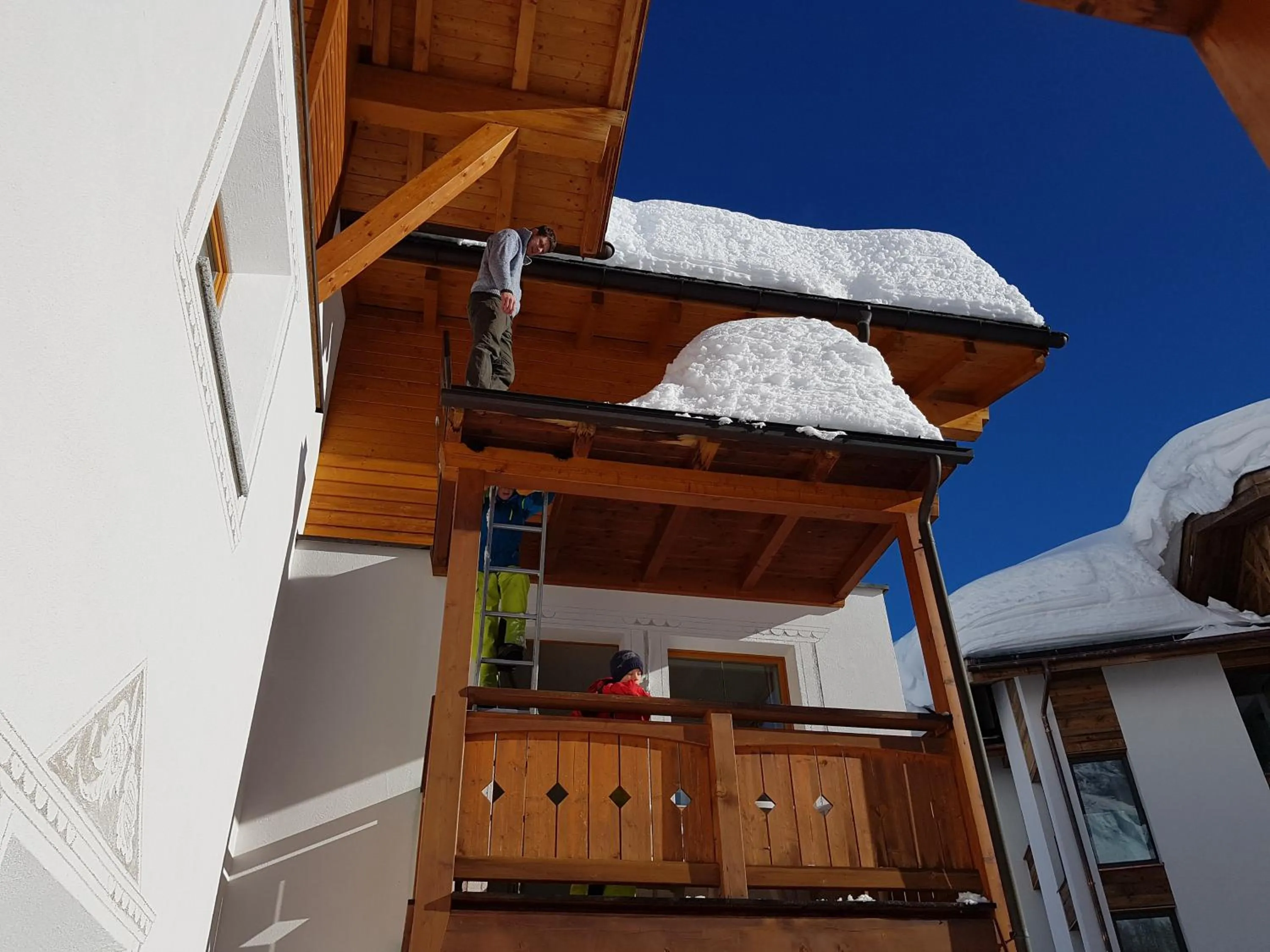 Family in Apart-Garni Motnaida