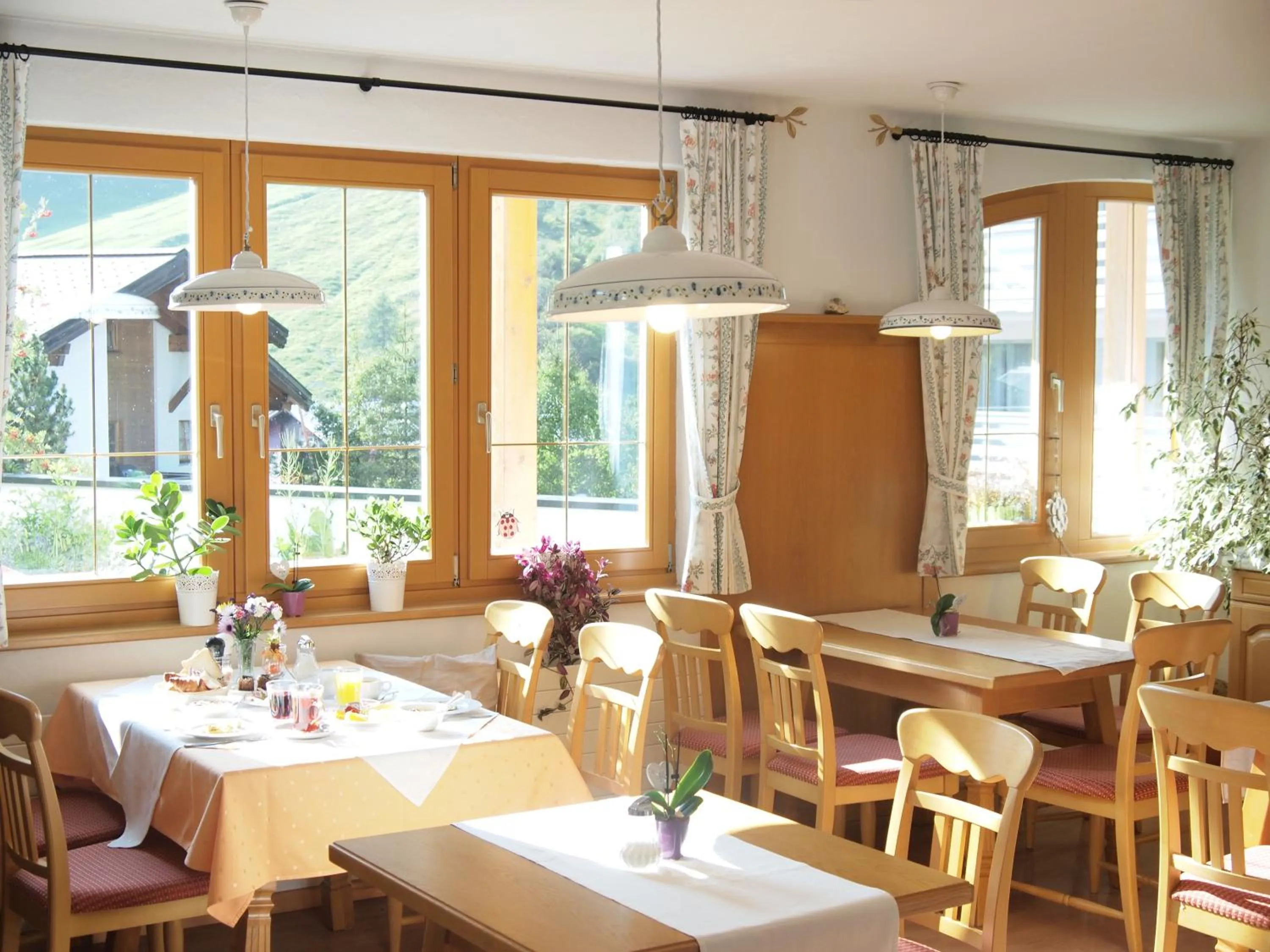 Restaurant/places to eat in Apart-Garni Motnaida