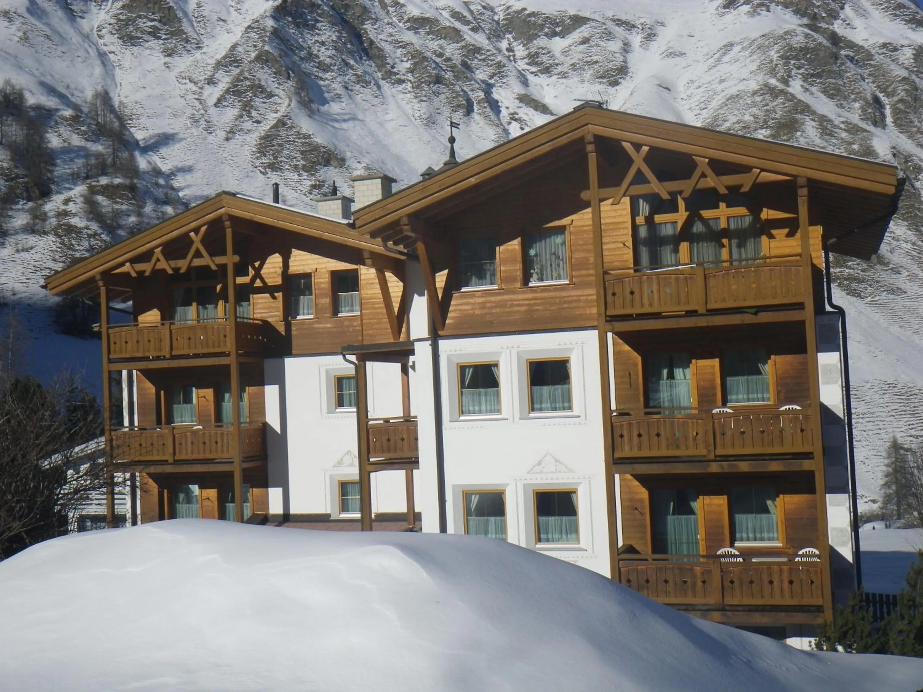 Property building in Apart-Garni Motnaida