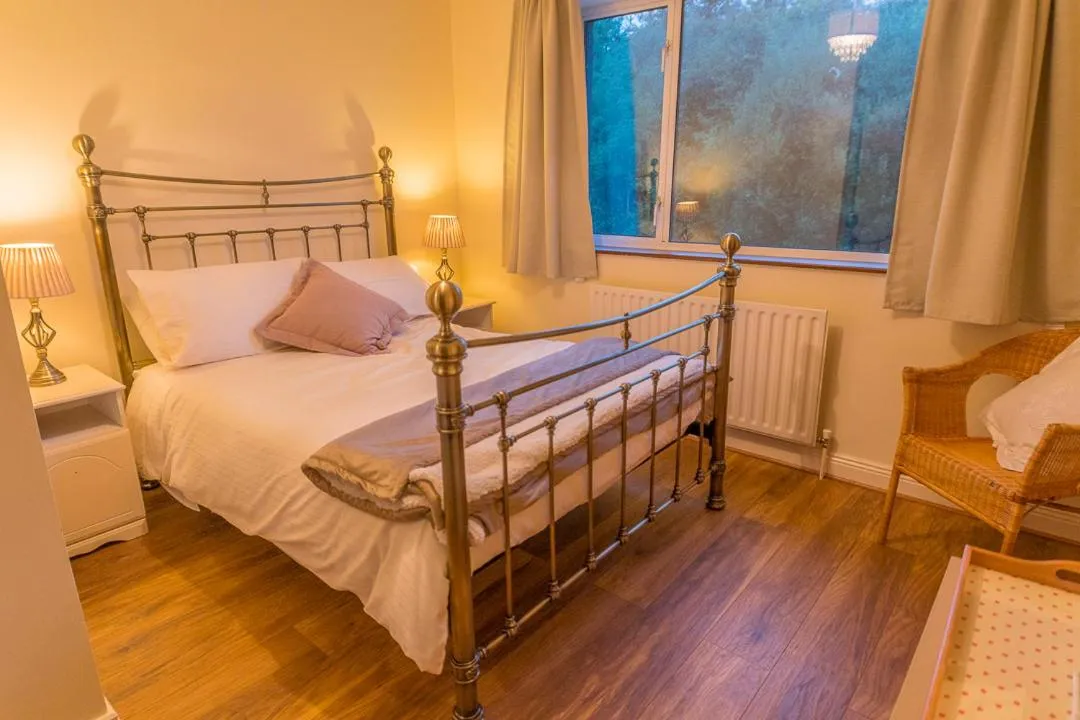 Photo of the whole room, Bed in Dorney's B&B