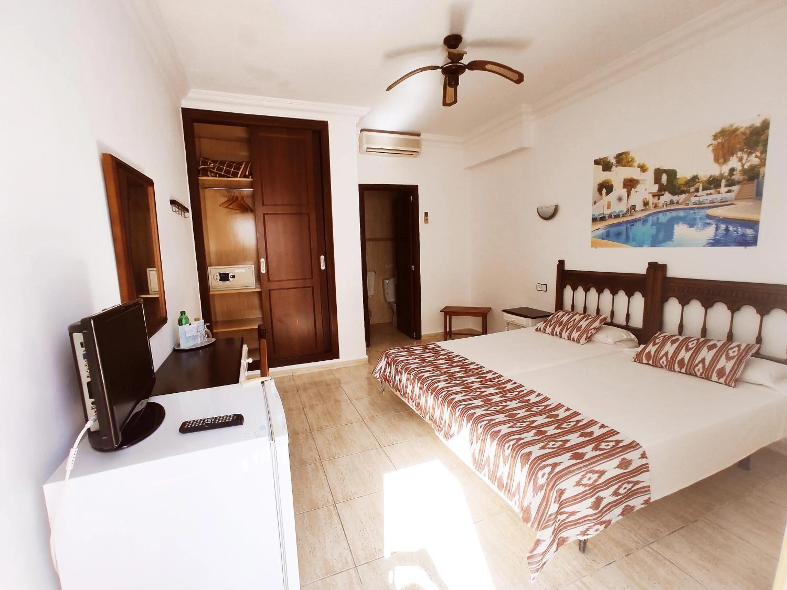 Property building, Bed in Villa Columbus Rooms and Restaurant