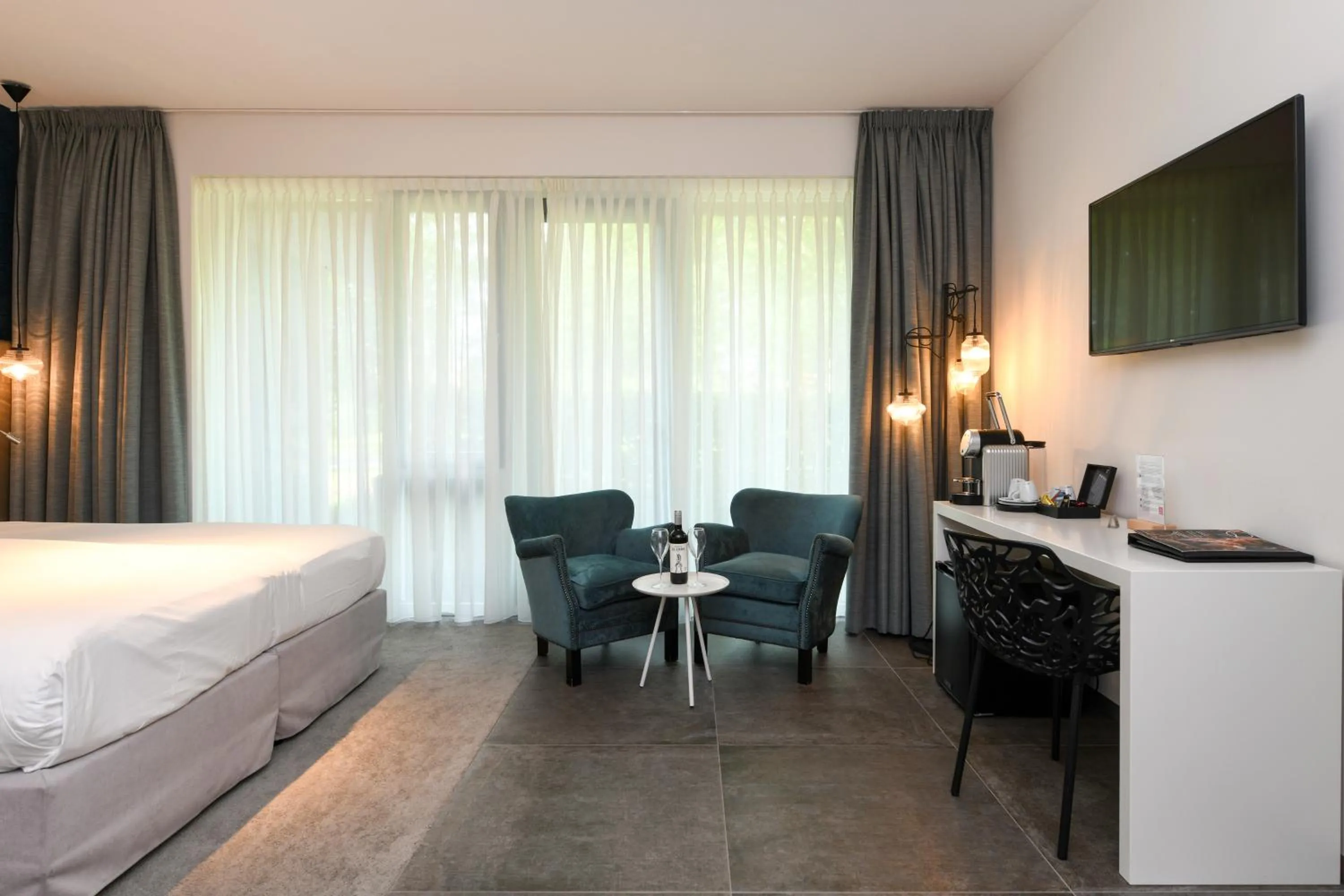 Seating area, Bed in Hotel De Roode Schuur