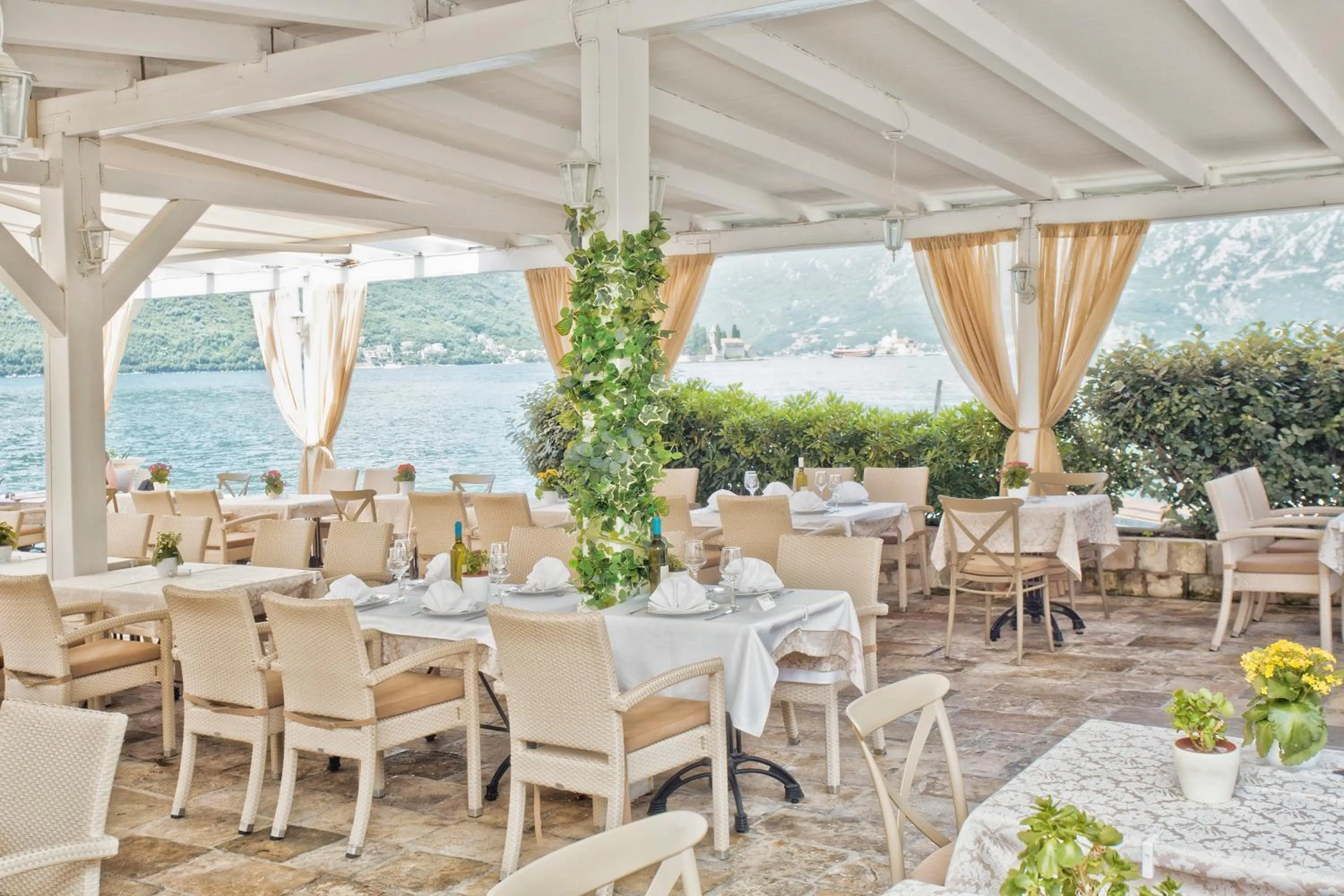 Restaurant/places to eat in Hotel Admiral