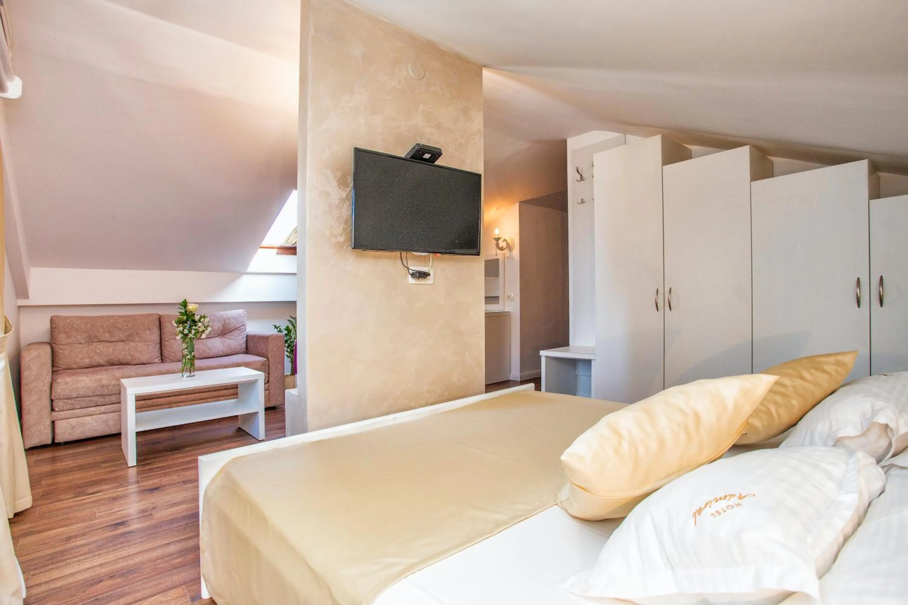 Bedroom, Bed in Hotel Admiral