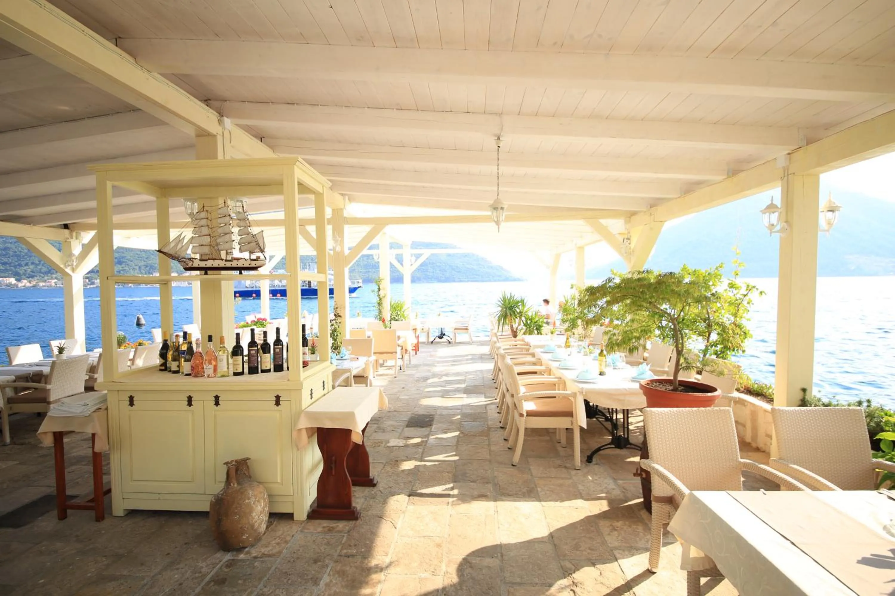 Restaurant/places to eat in Hotel Admiral