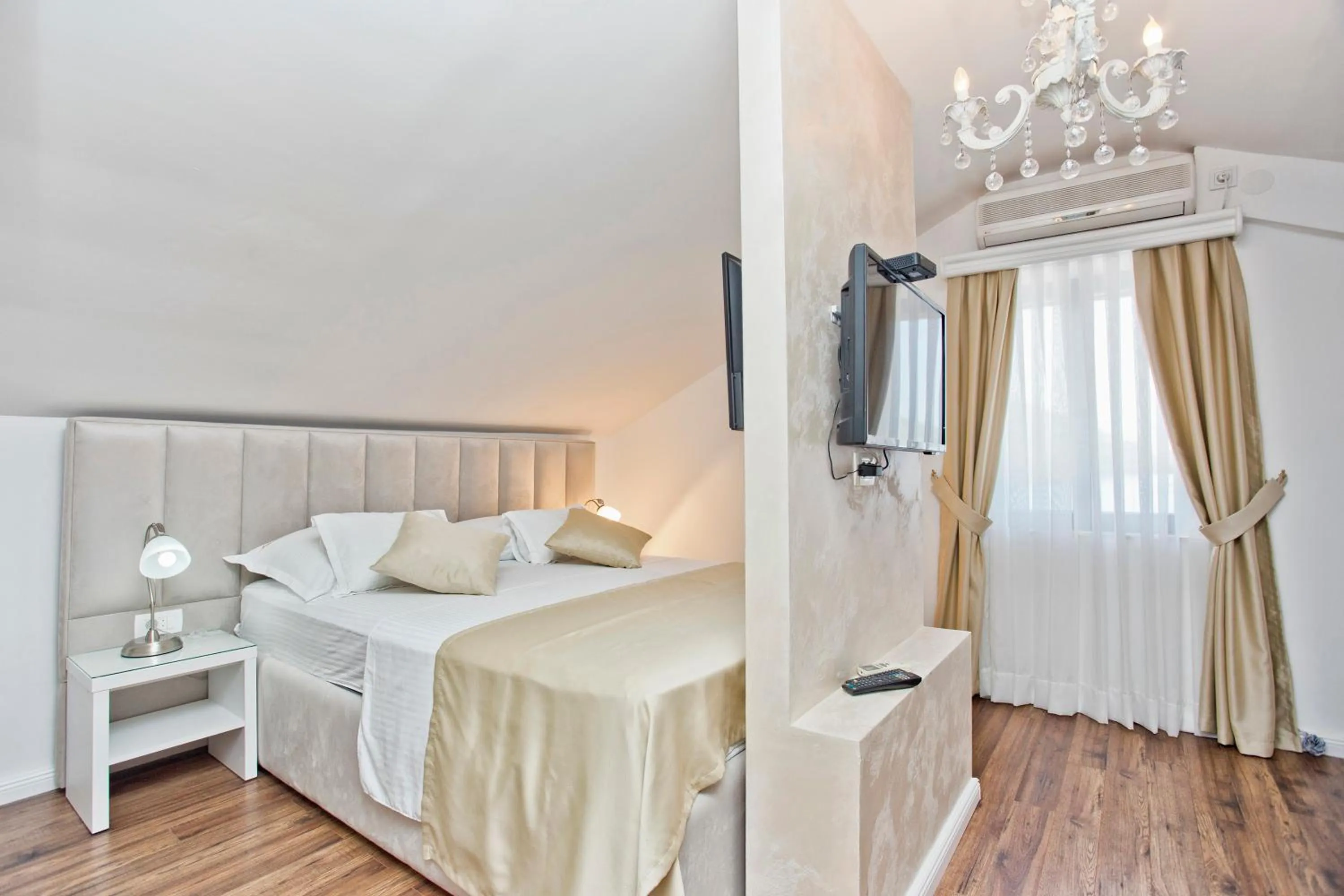 Bedroom, Bed in Hotel Admiral