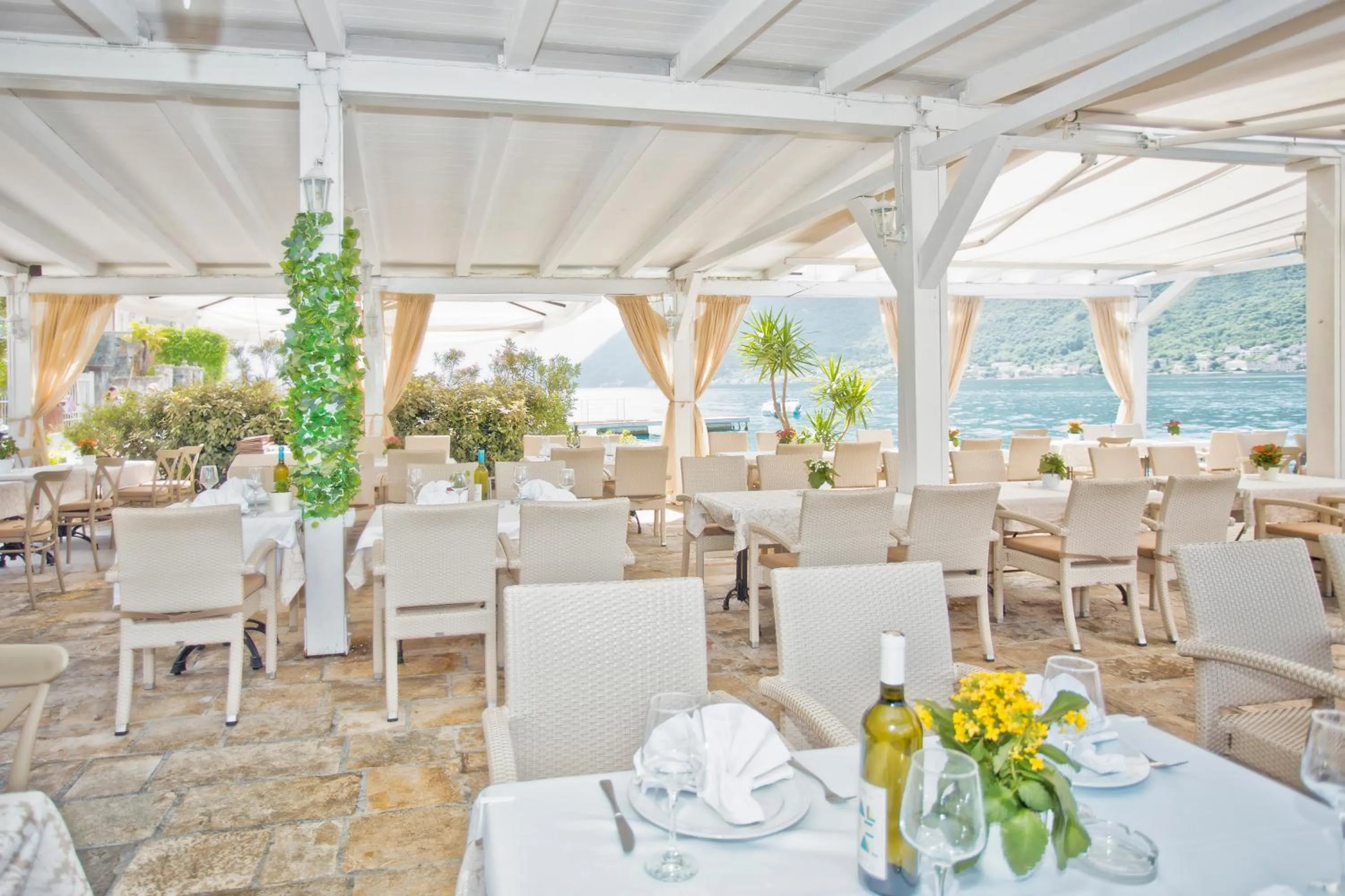 Restaurant/places to eat in Hotel Admiral