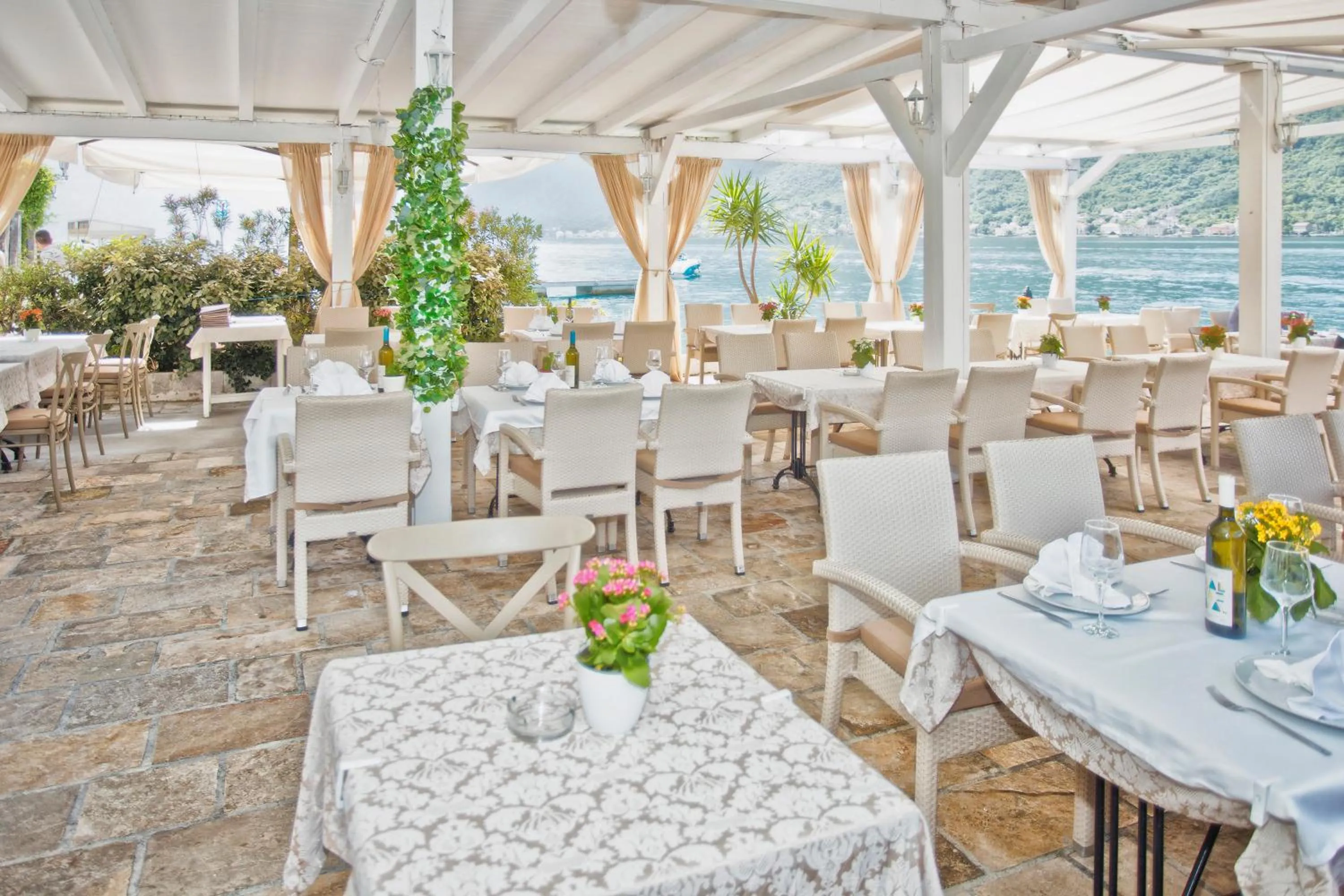 Restaurant/places to eat in Hotel Admiral