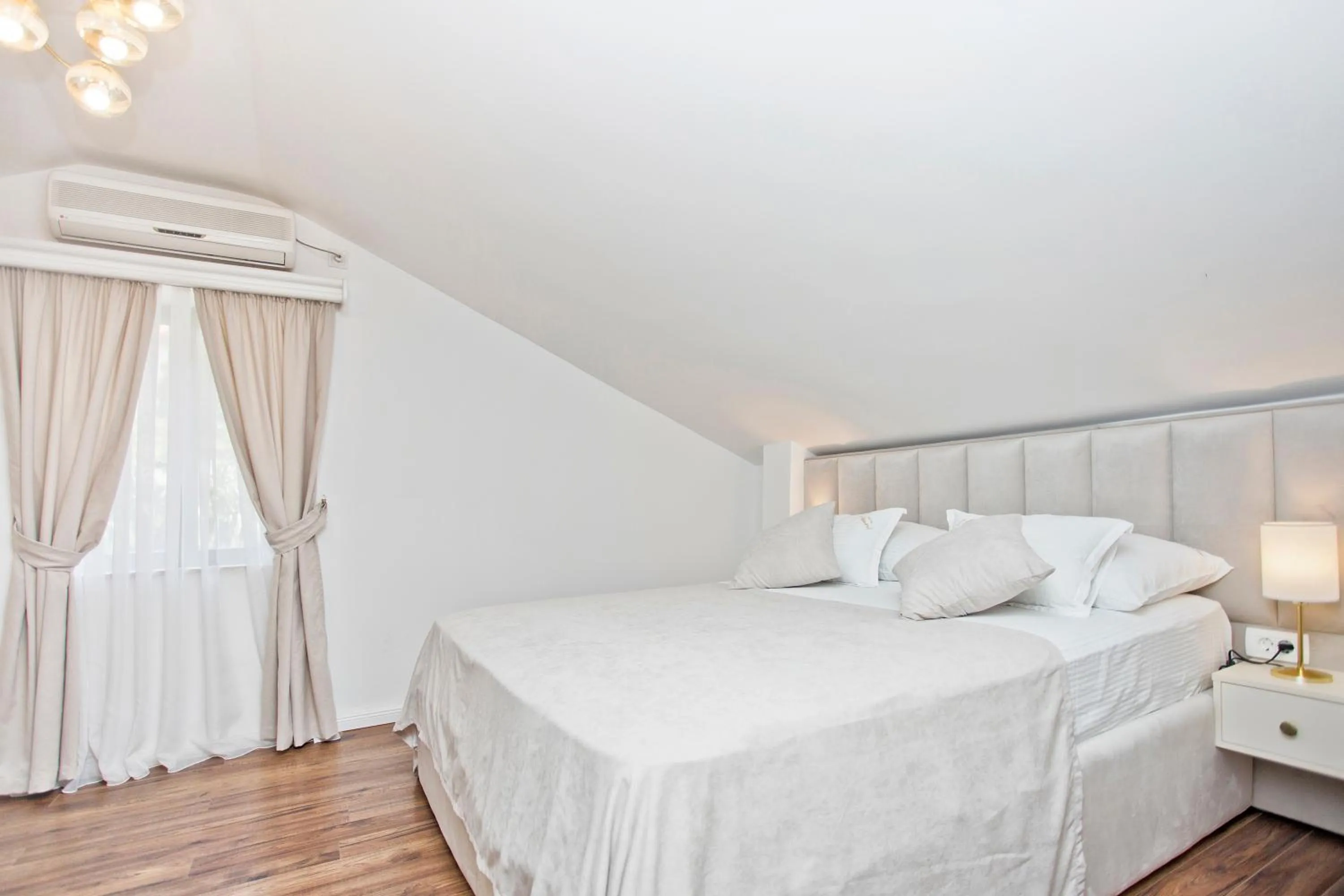 Bedroom, Bed in Hotel Admiral