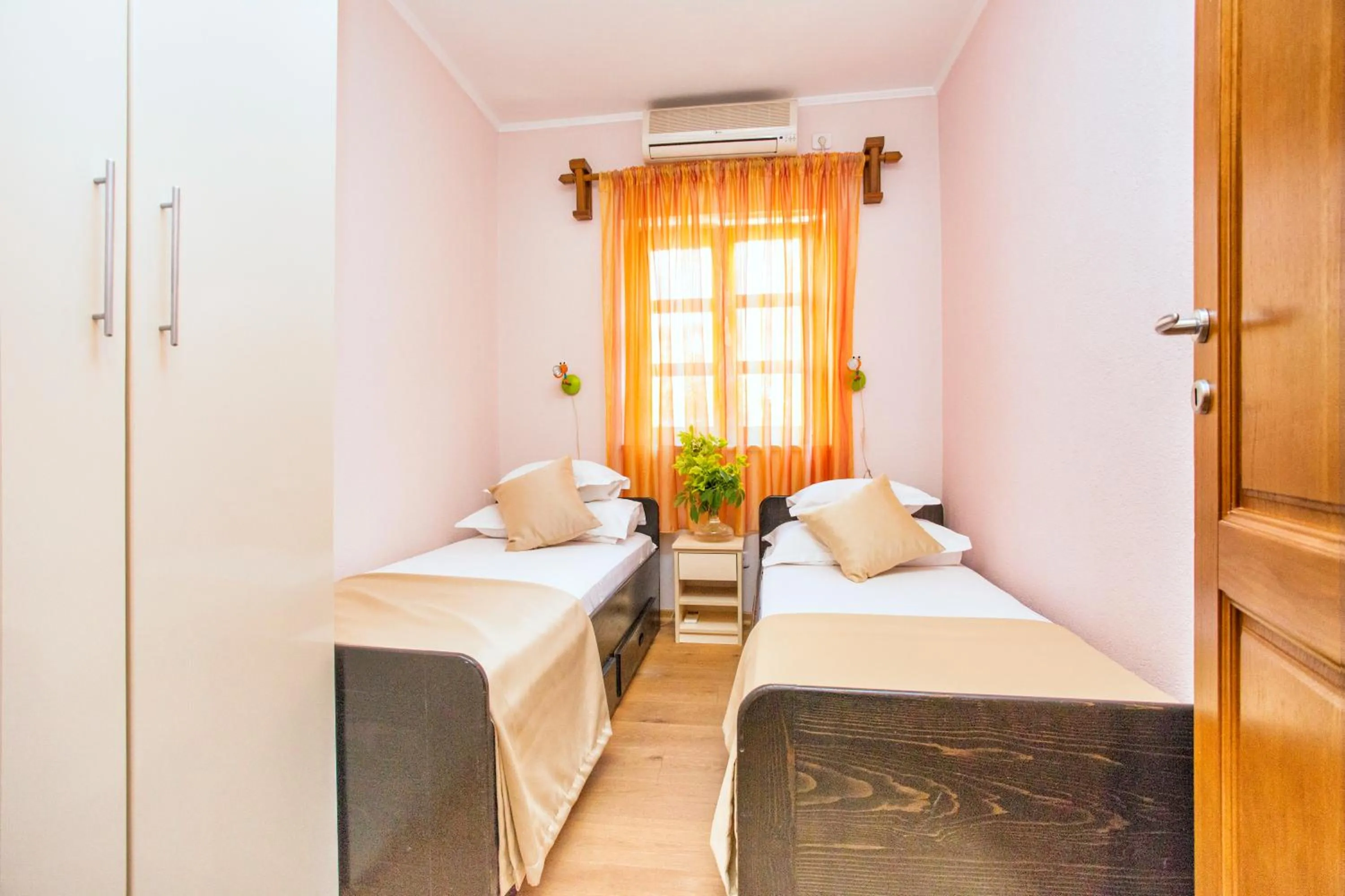 Bedroom, Bed in Hotel Admiral