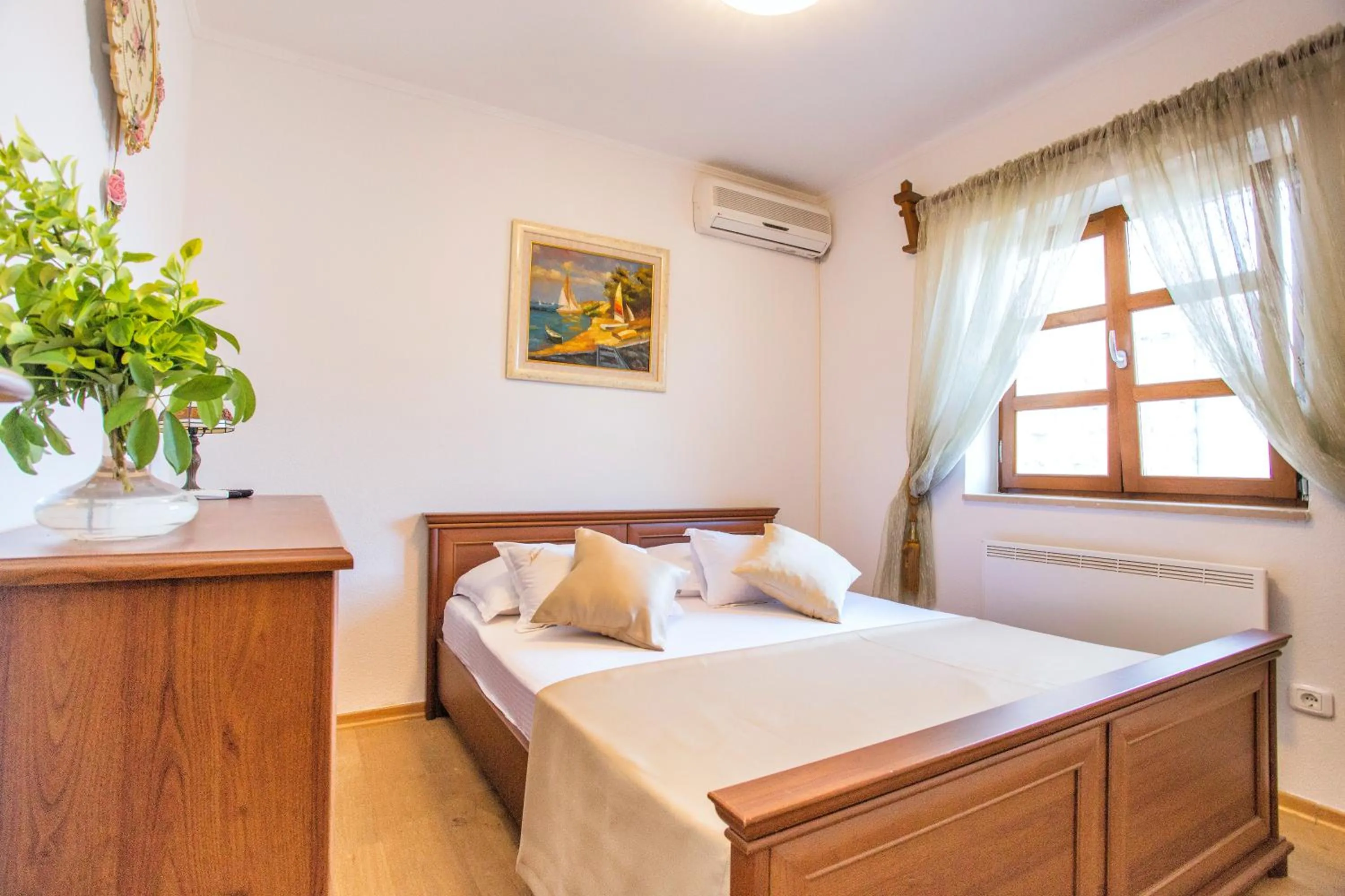 Bedroom, Bed in Hotel Admiral