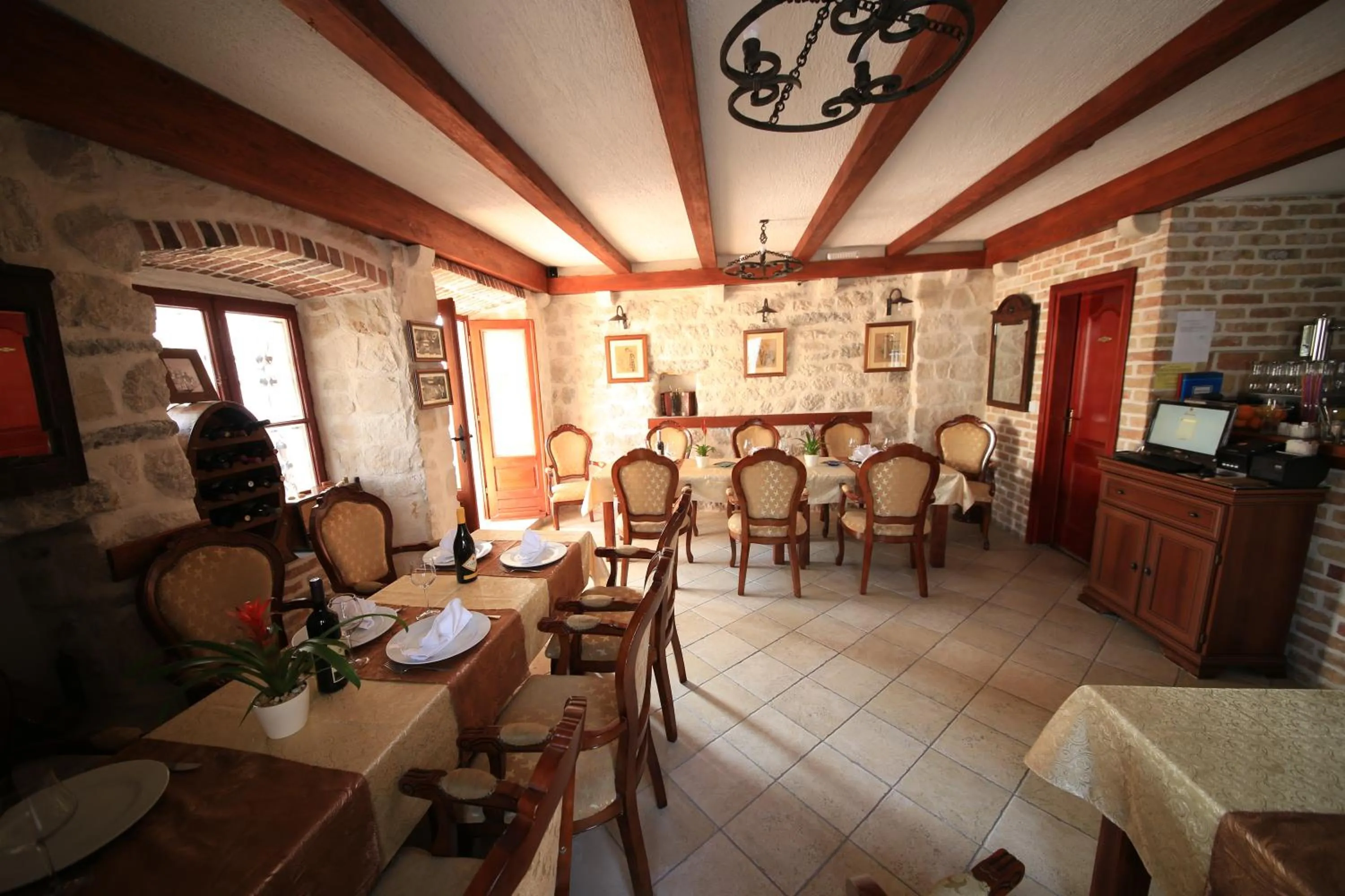 Restaurant/places to eat in Hotel Admiral