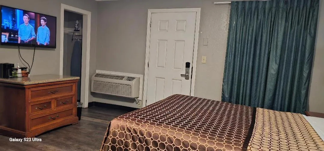 Bed in Sycamore Inn Chico University Area