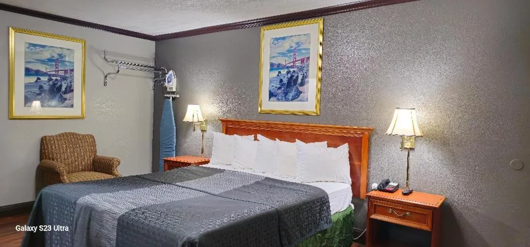 Bed in Sycamore Inn Chico University Area