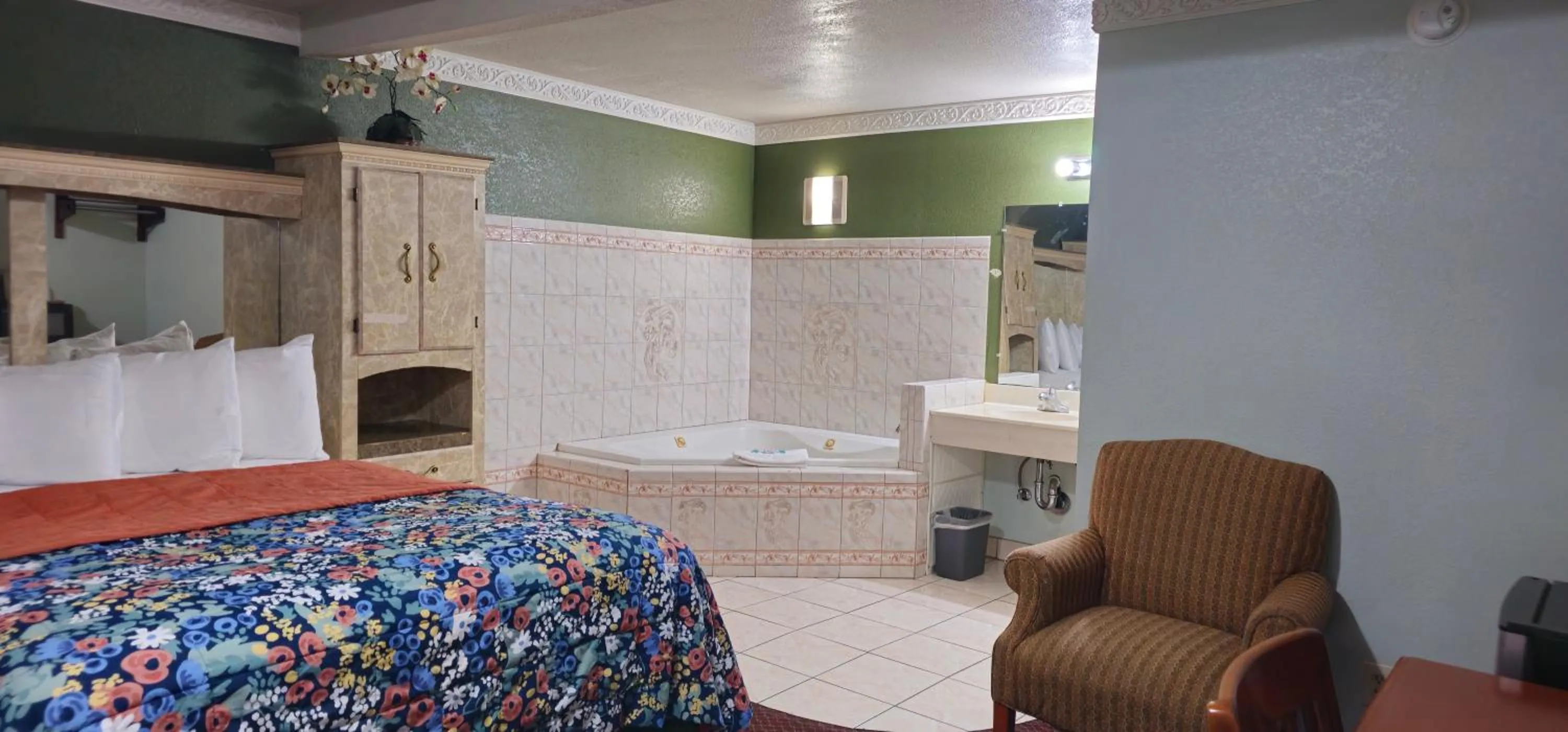 Photo of the whole room, Bed in Sycamore Inn Chico University Area