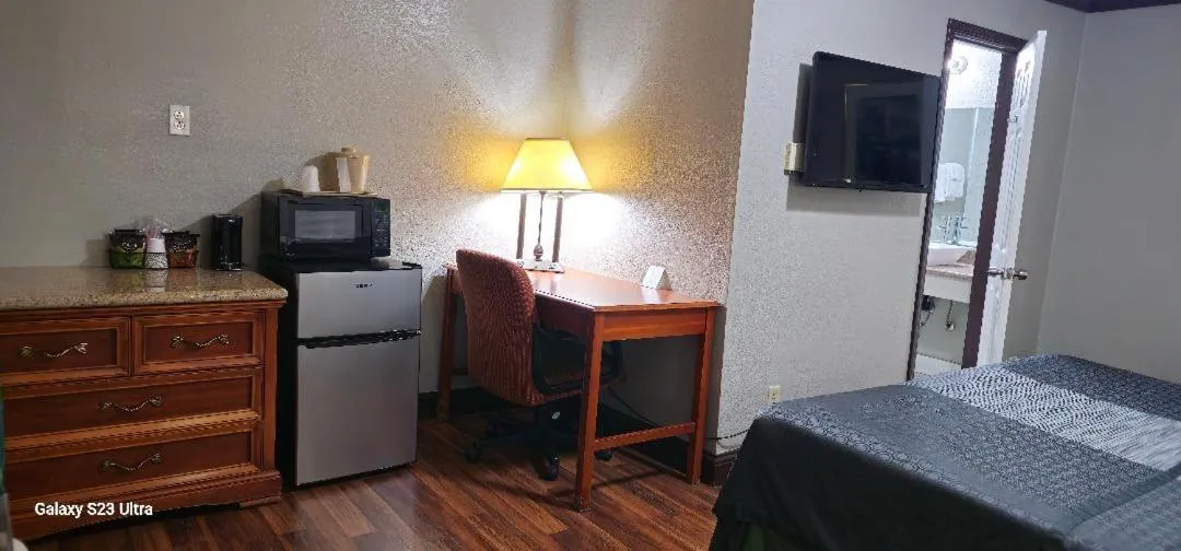 Bed in Sycamore Inn Chico University Area