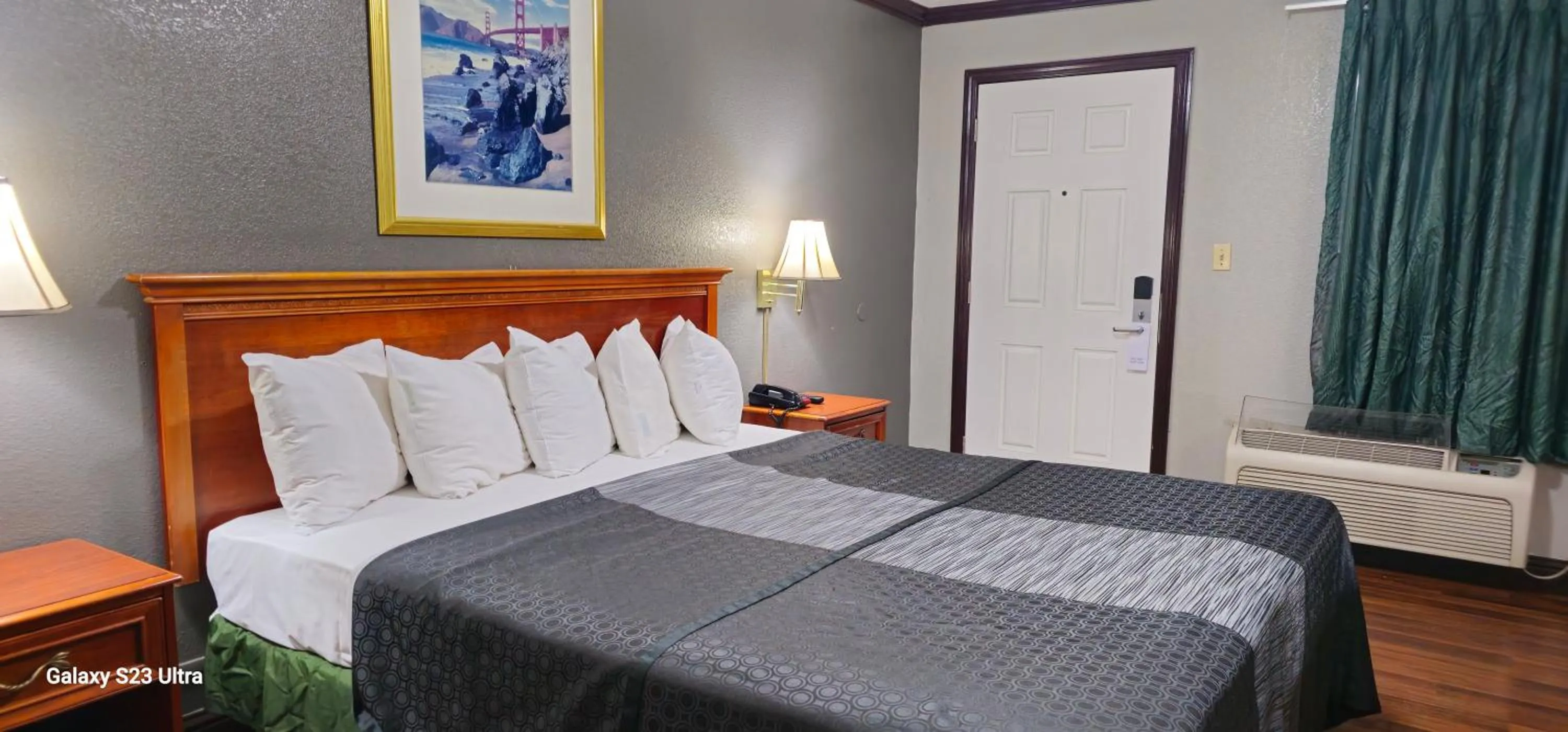 Bed in Sycamore Inn Chico University Area