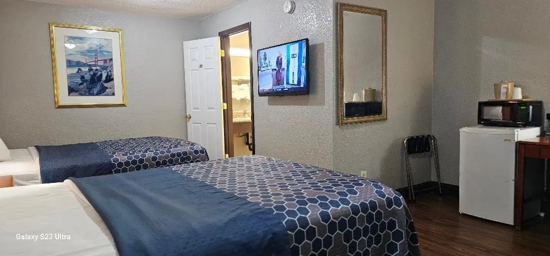 Bed in Sycamore Inn Chico University Area