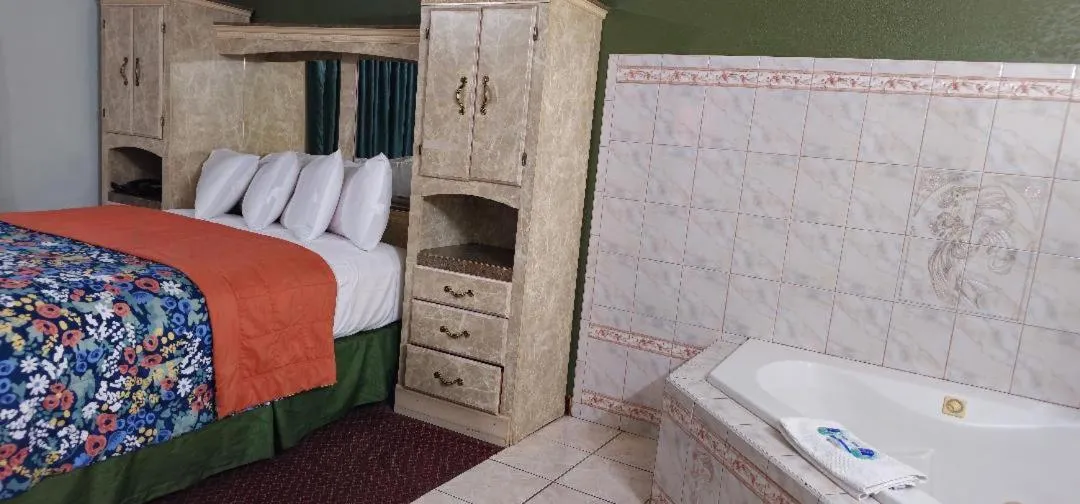 Bed in Sycamore Inn Chico University Area