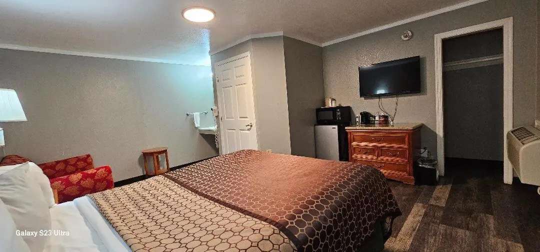 Bed in Sycamore Inn Chico University Area